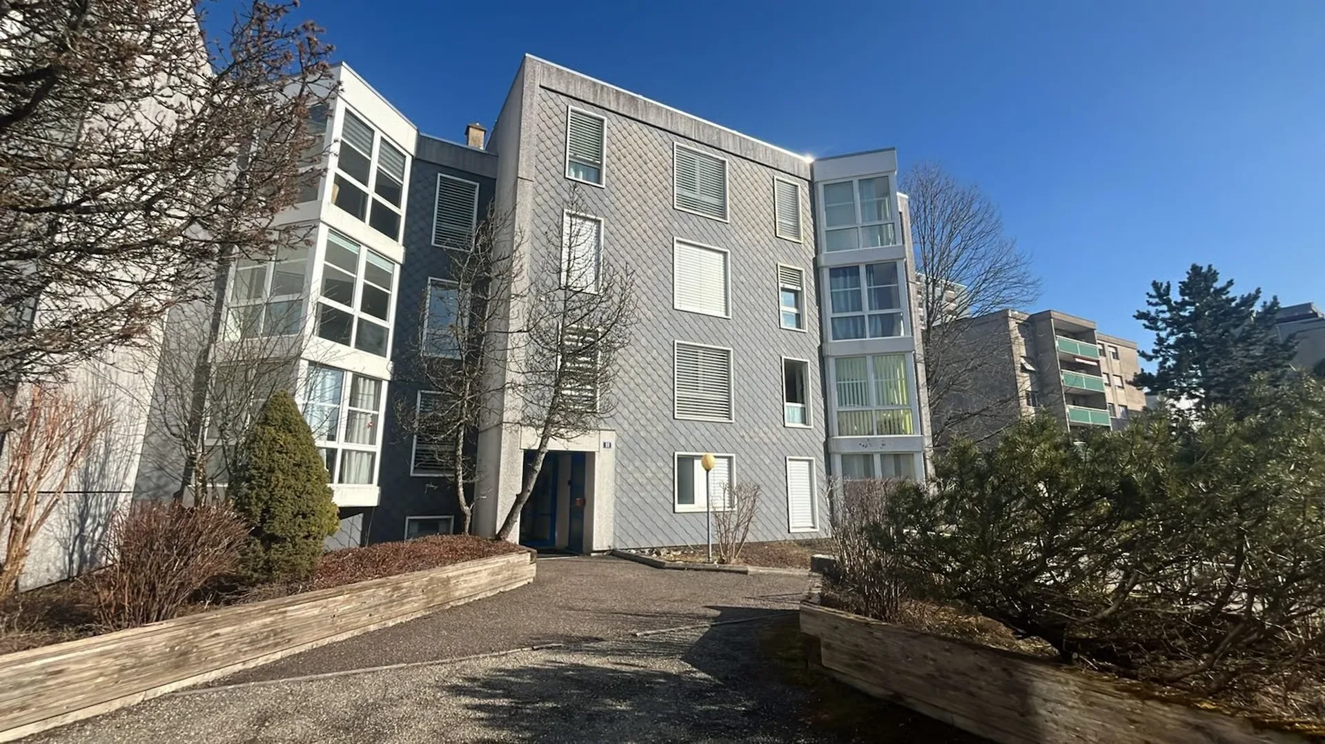 Spacious and Charming 3.5-Room Apartment with Large Balcony and Parking!