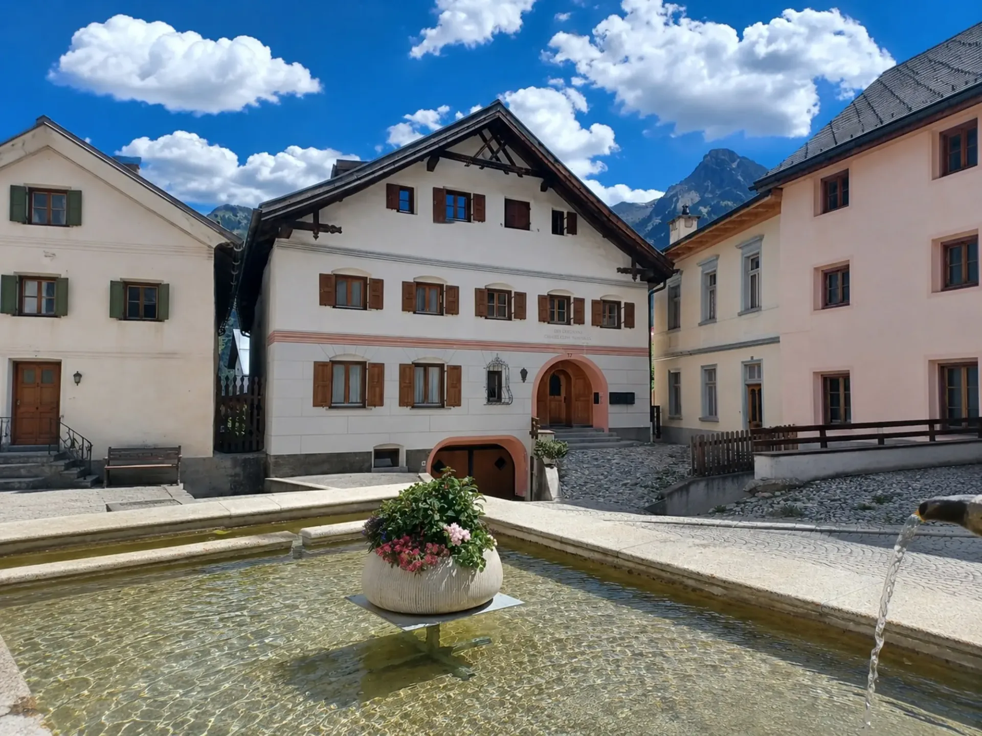 Traditioneller Charme trifft auf Bergpanorama in Sent