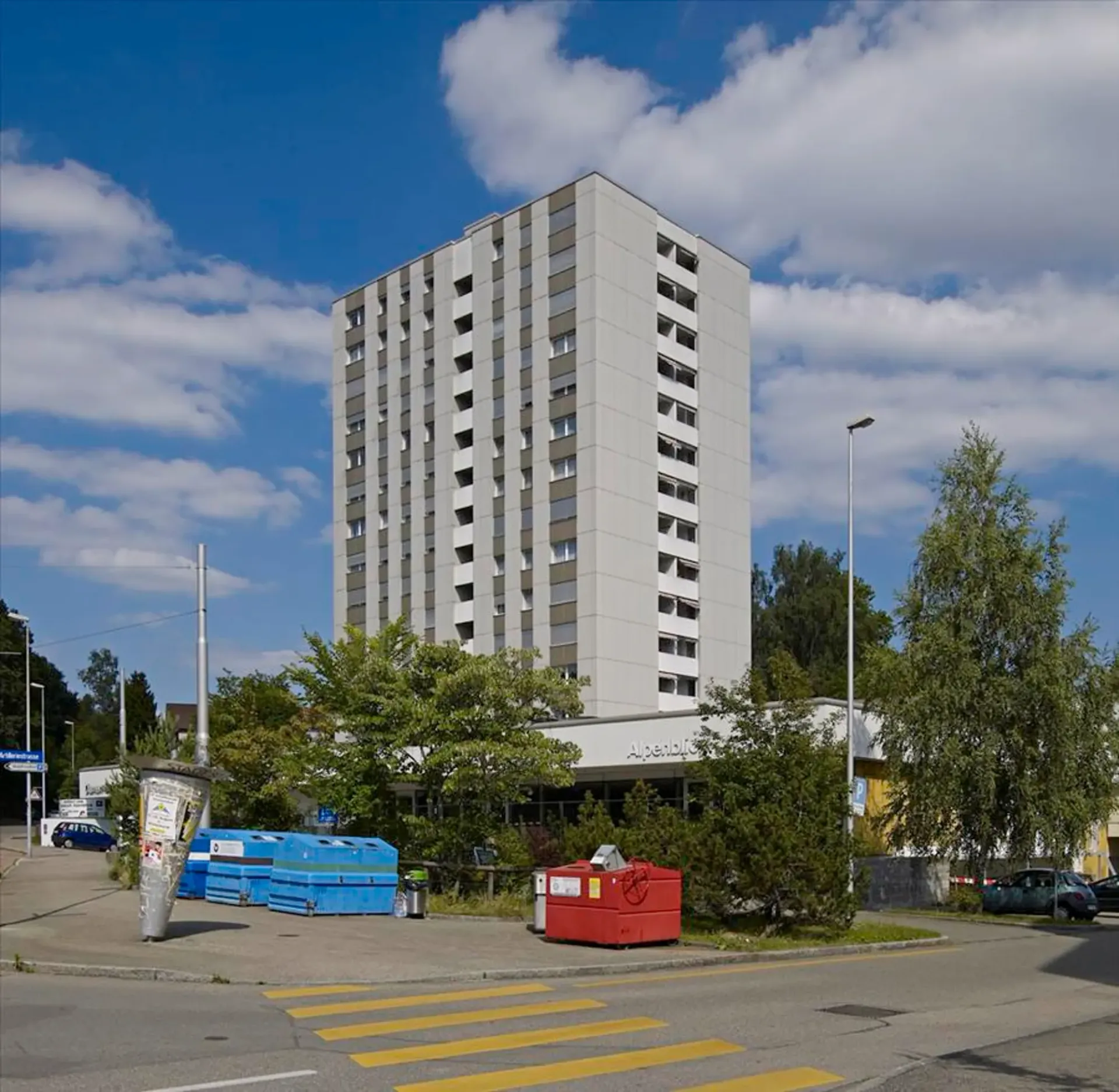 Espace commercial à louer dans l'immeuble de grande hauteur "Alpenblick"