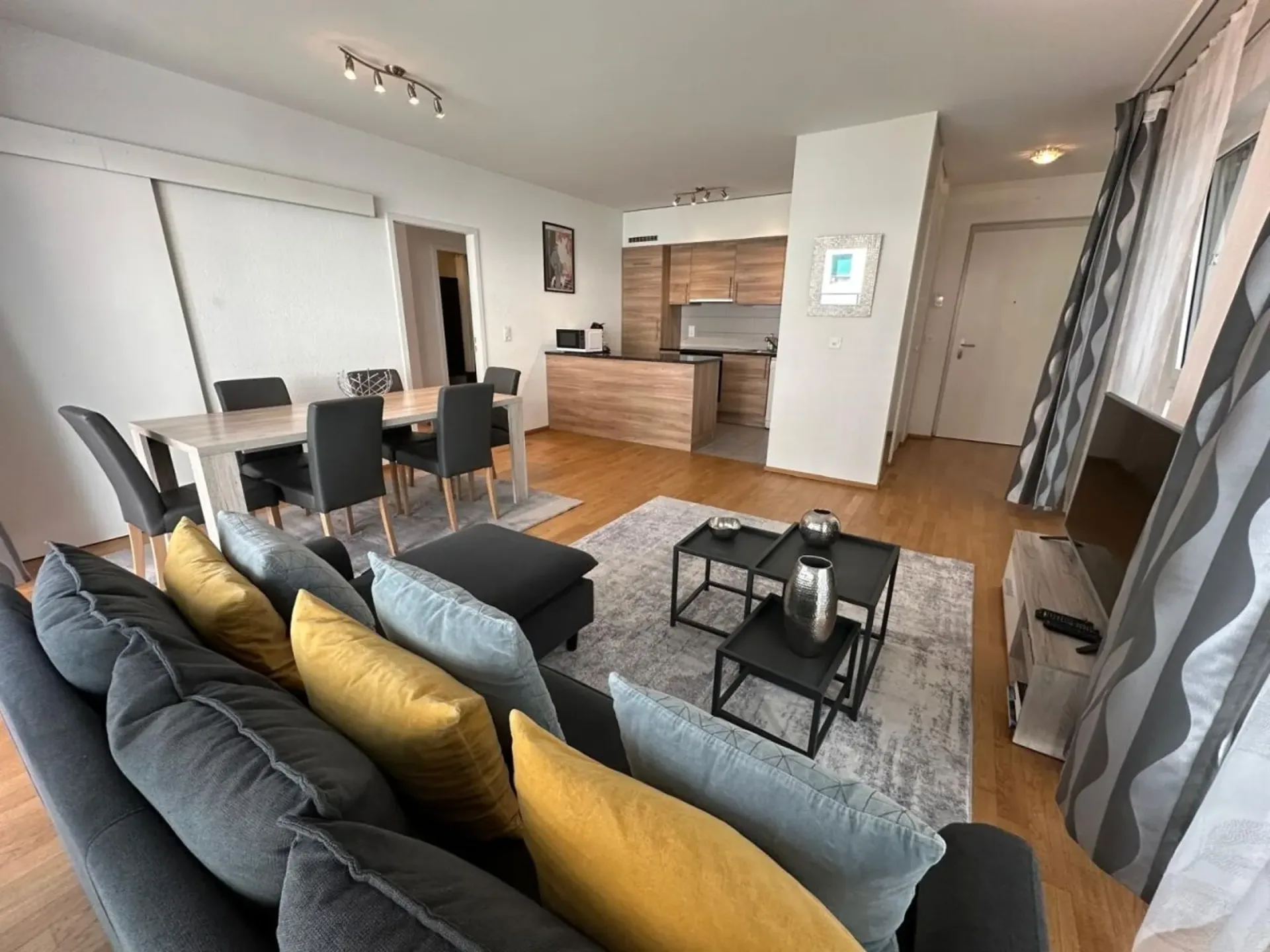 Schönes möbliertes 5-Zimmer-Apartment