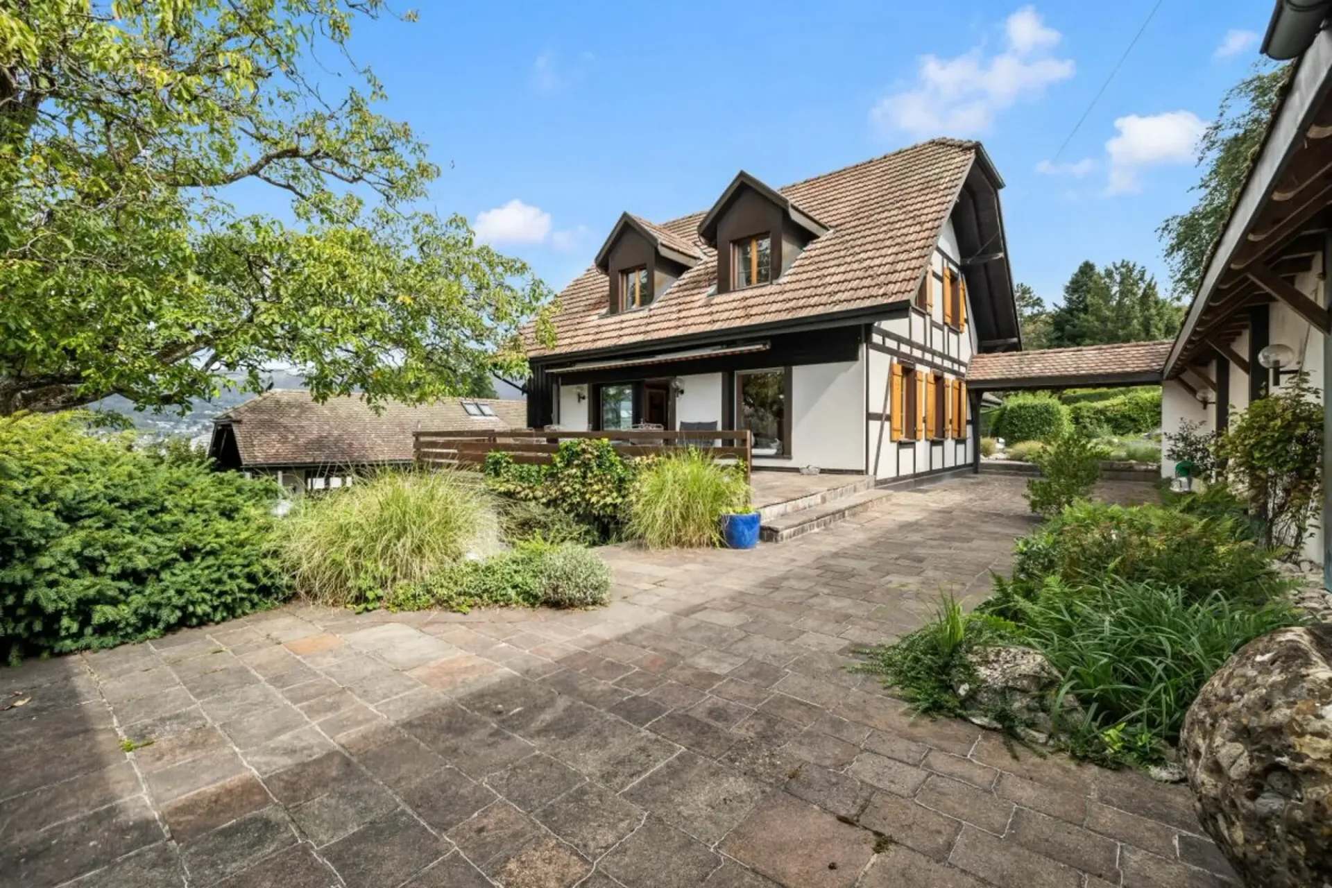 Villa indépendante avec charme et offre d'espace généreuse ainsi qu'une maison d'hôtes