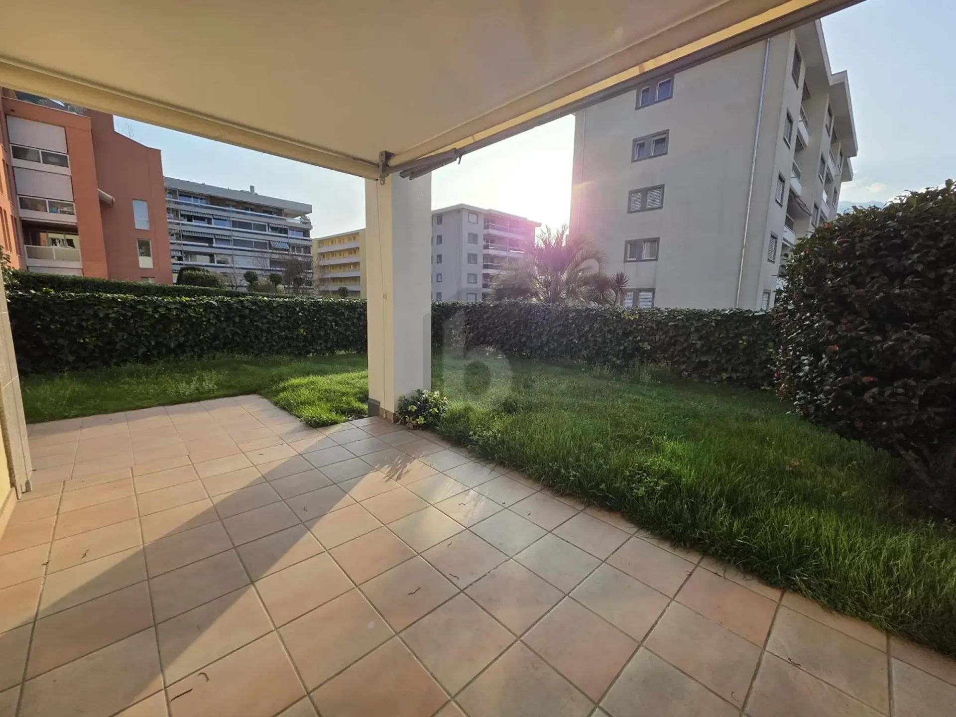 Helles und modernes Apartment mit Garten