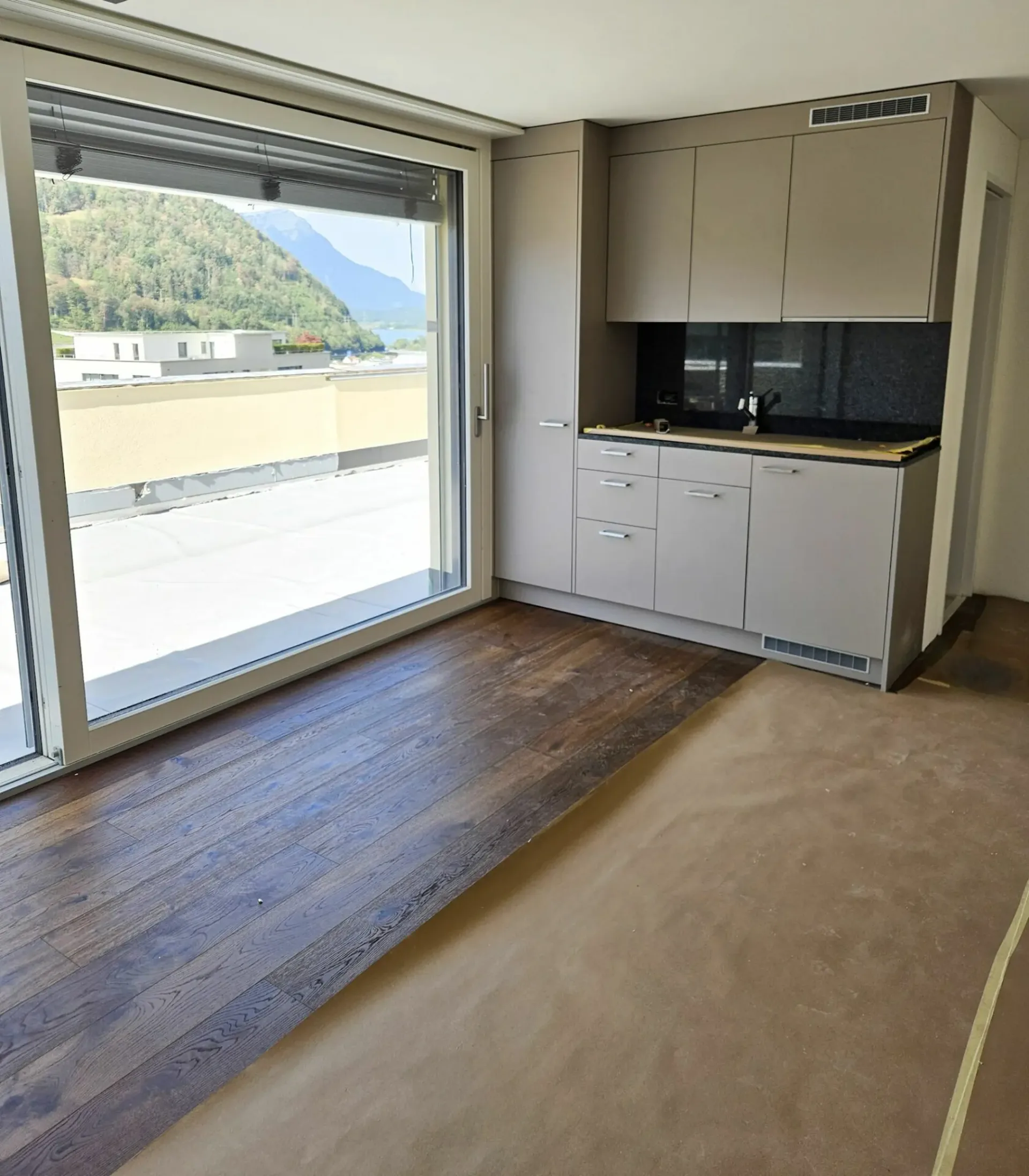 8.5-Zimmer-Doppeleinfamilienhaus mit exklusivem Attikageschoss
