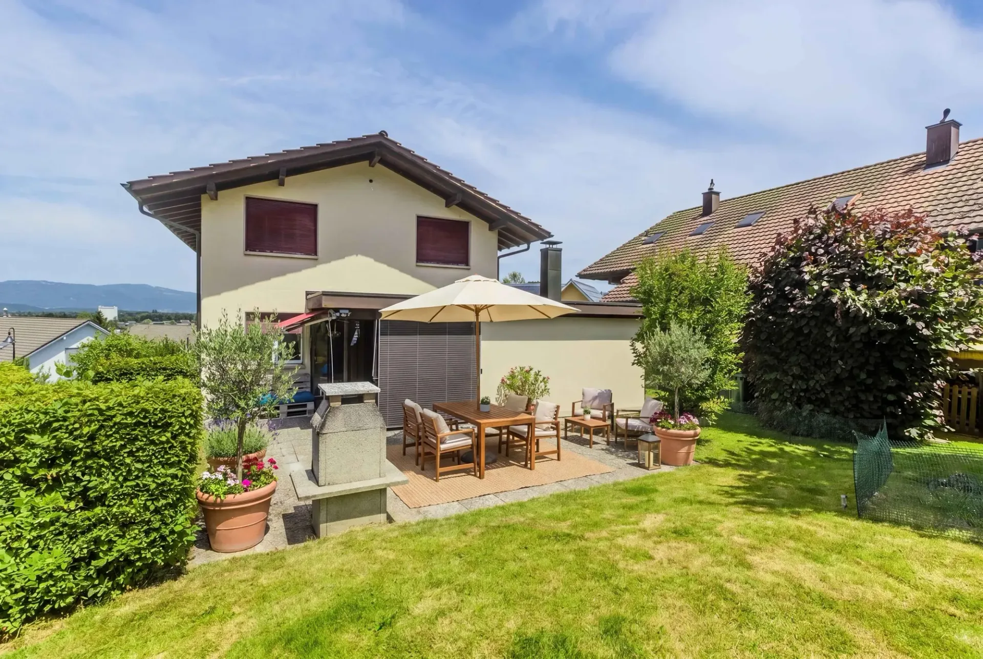FREISTEHENDES EINFAMILIENHAUS MIT GANZ VIEL GRÜN