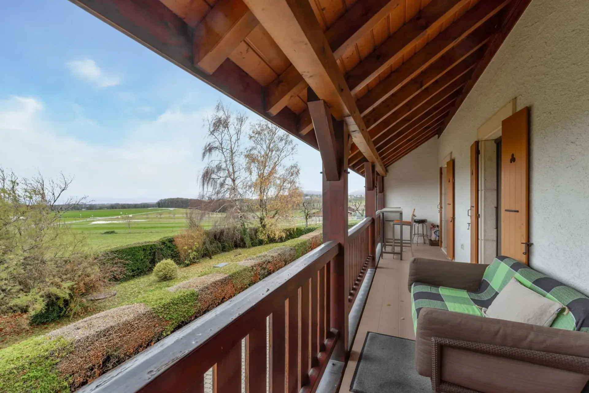 Elegantes Duplex mit großzügigen Räumen, umgeben von Natur