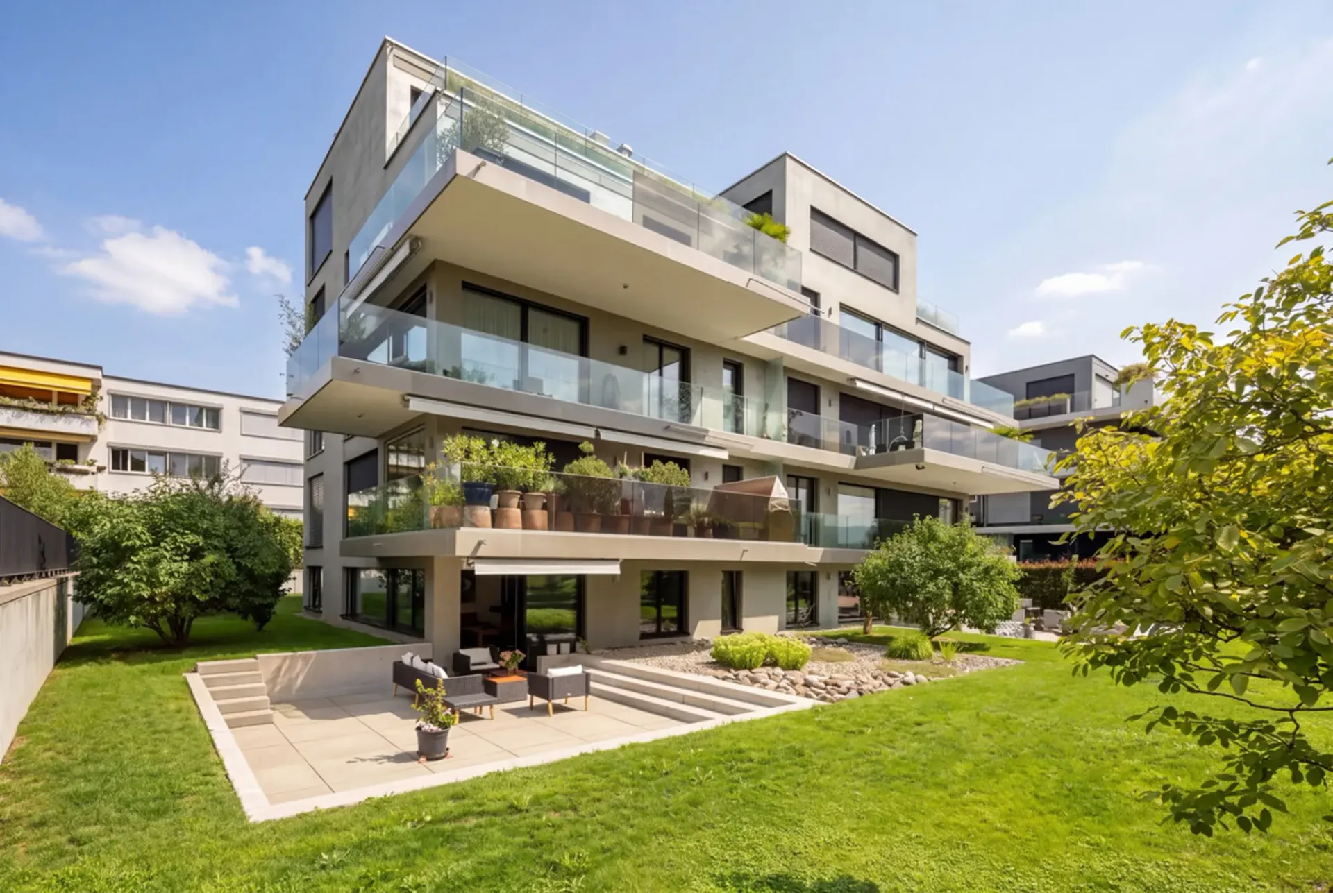 Küsnacht: appartamento giardino moderno con area esterna spaziosa