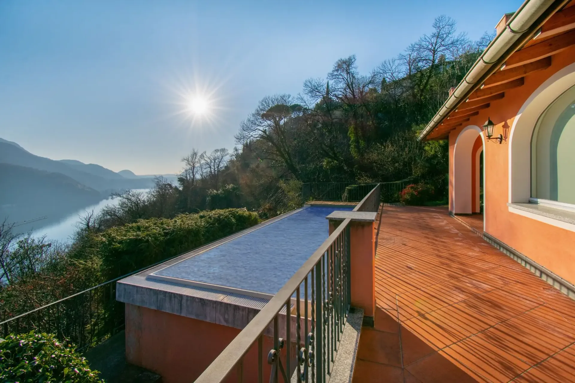 LUXUS-VILLA MIT POOL UND AUSSICHT AUF DEN SEE