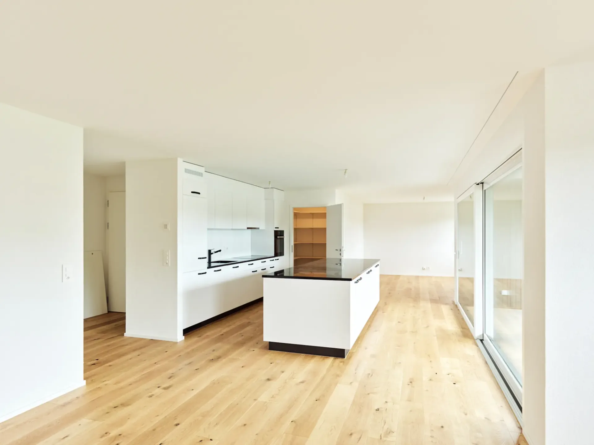 Geräumige 5.5-Zimmer-Neubauwohnung mit großem Balkon