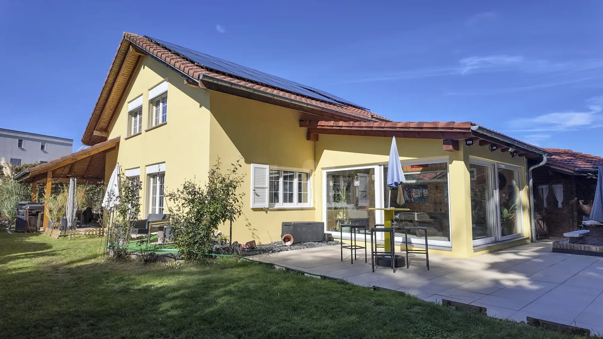 Bella casa contemporanea con giardino