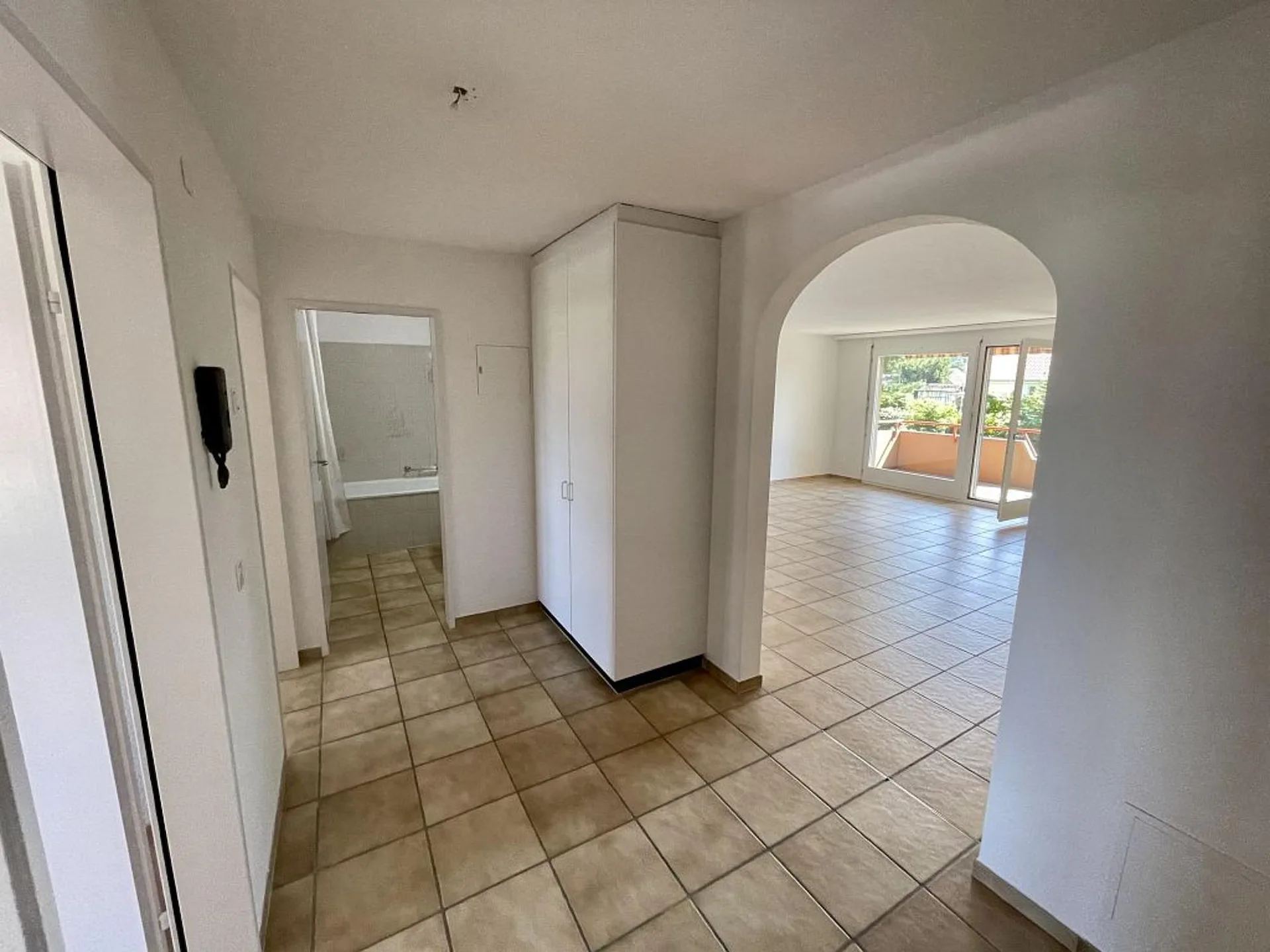 Grosse 3 1/2-Zimmerwohnung, 1. Stock links
