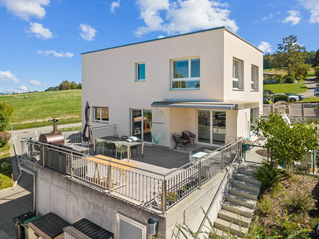 Beautiful Recent Villa - Courtaman
