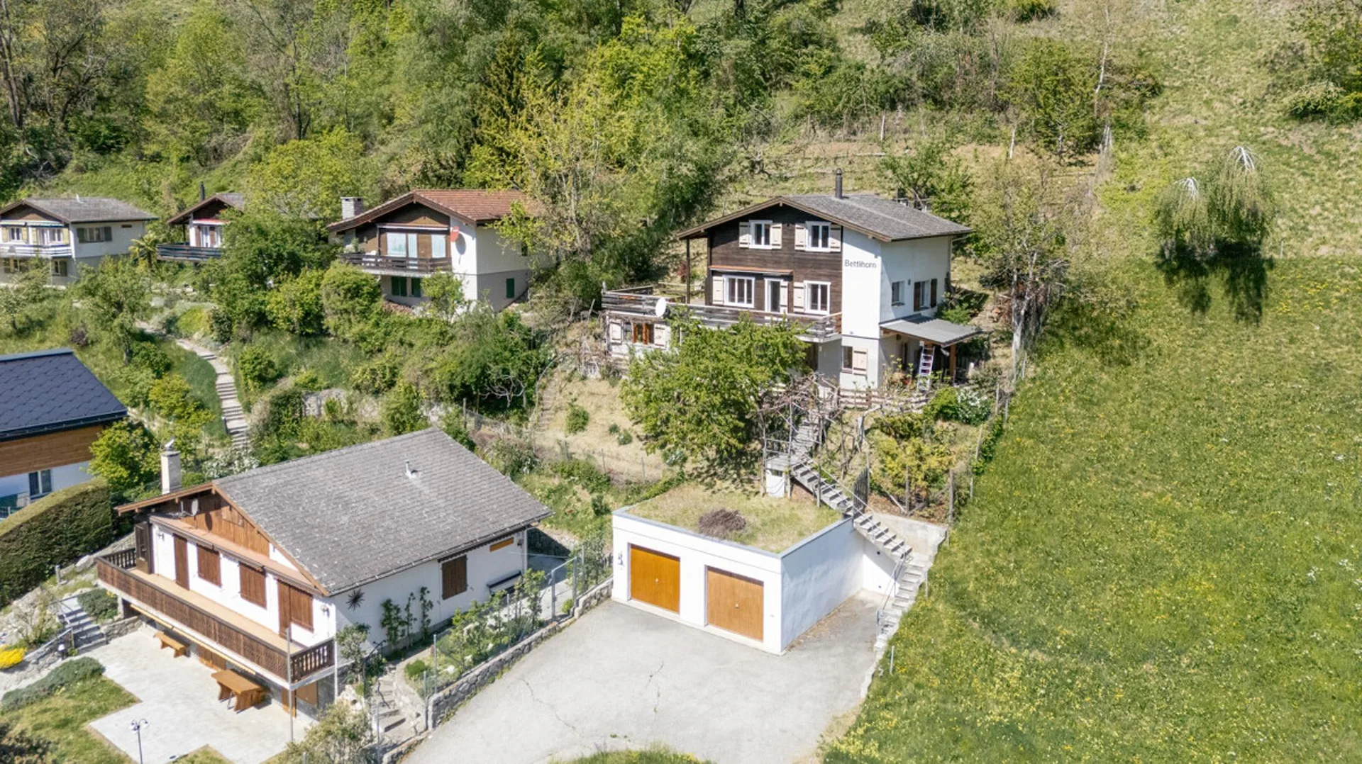 Chalet mit drei Wohnungen an sonniger Lage in Mörel