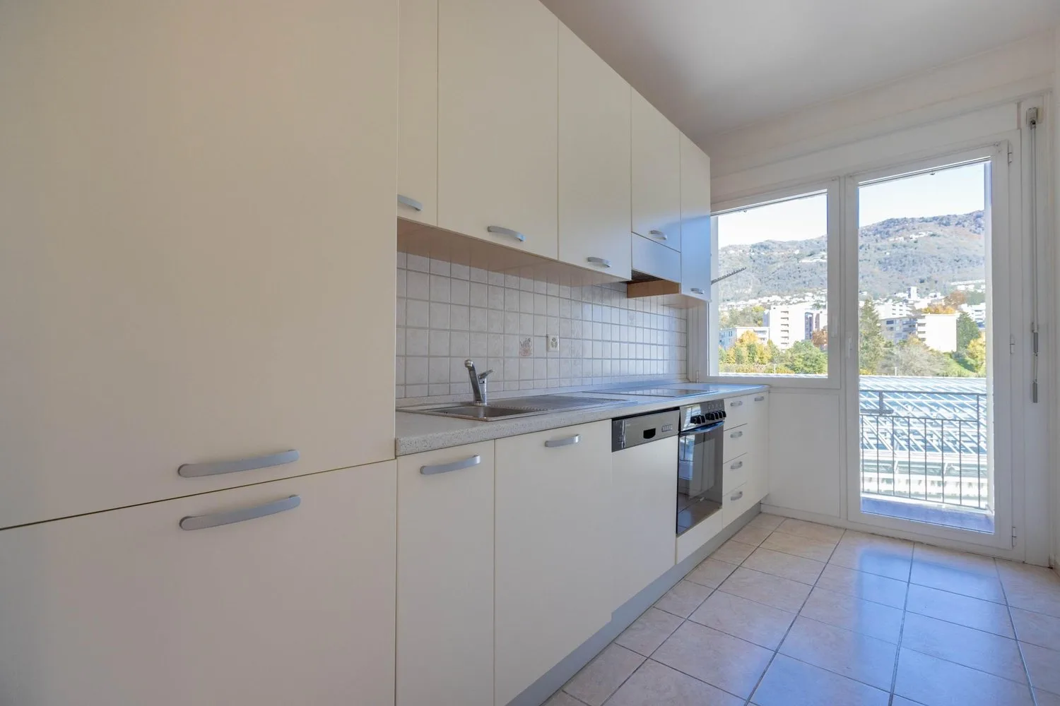 Spacious 3.5-room apartment on the upper floor with open view in Chiasso
