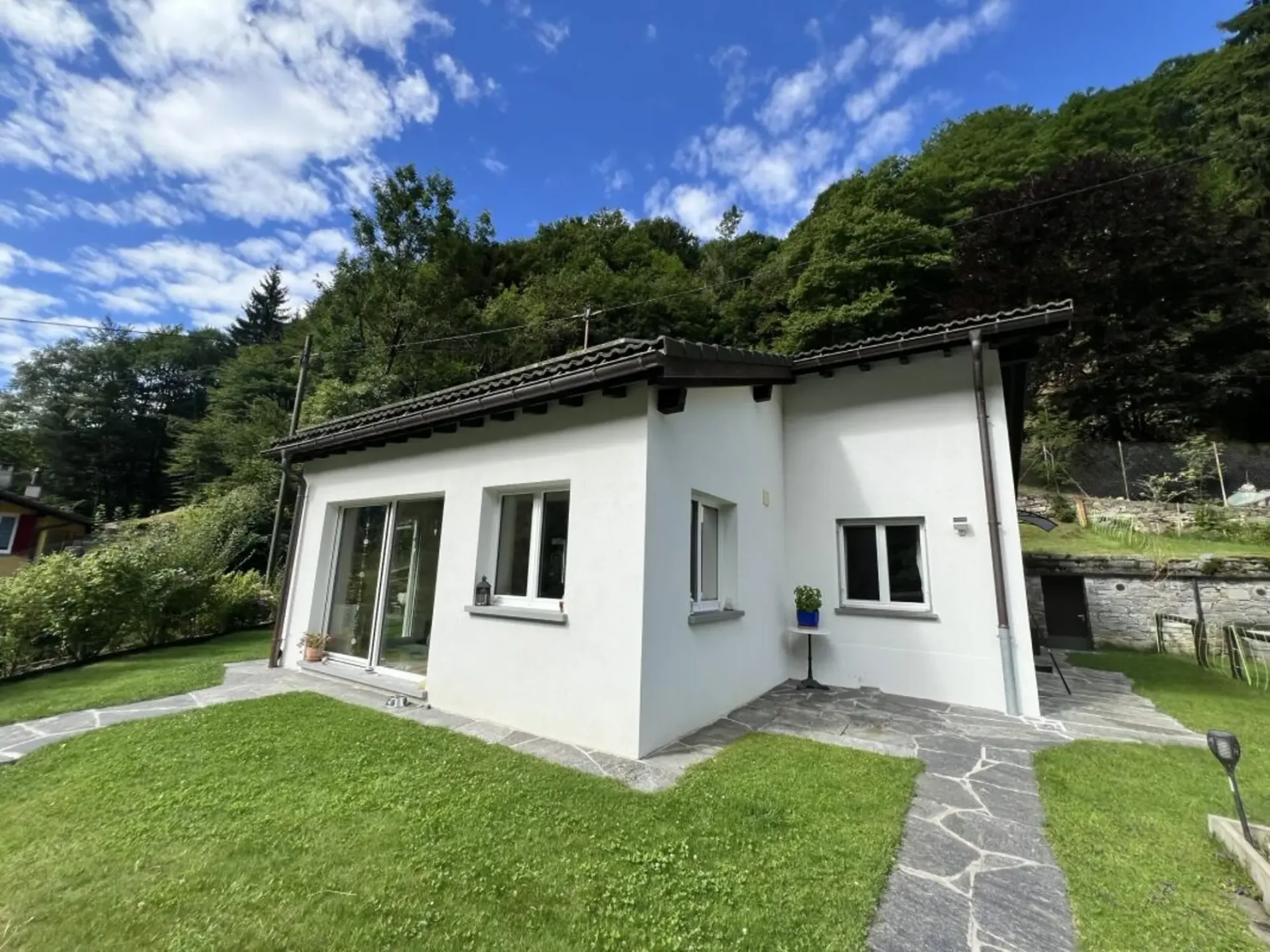 Einfamilienhaus mit 4,5 Zimmern, Garten und Grundstück