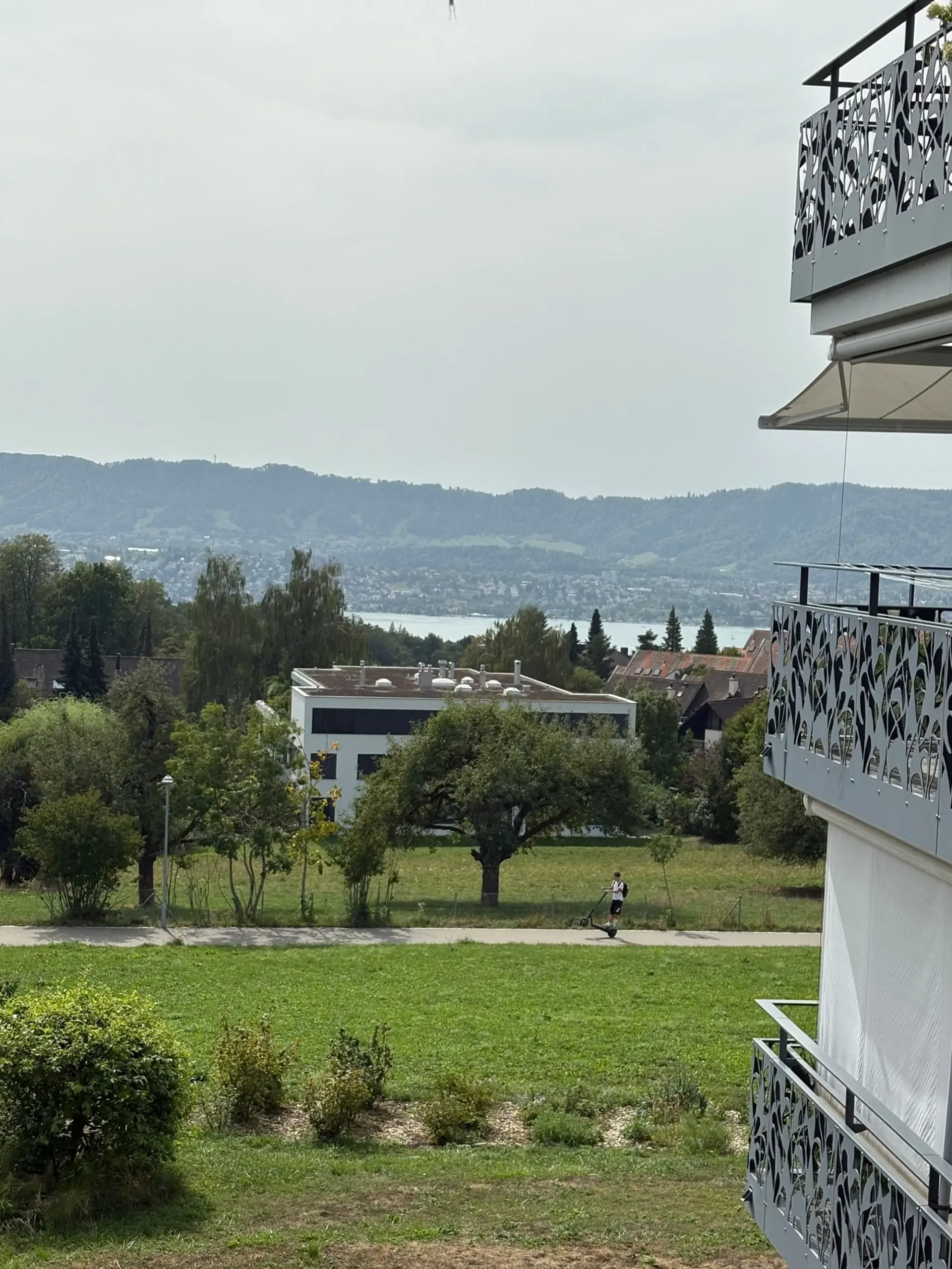 Möblierte 2.5-Zimmer-Wohnung mit Aussicht auf Zürichsee im Kreis 7