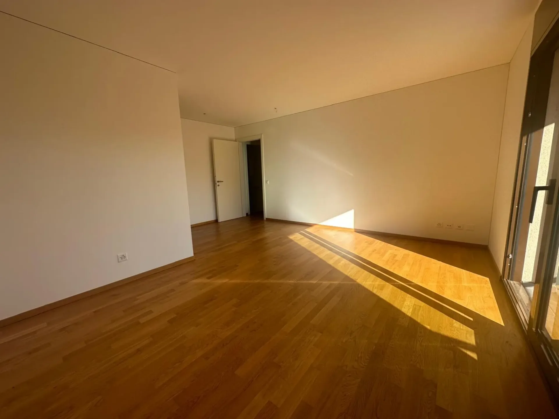 TEGNA – 3,5 Lokale, modern und hell mit Terrasse