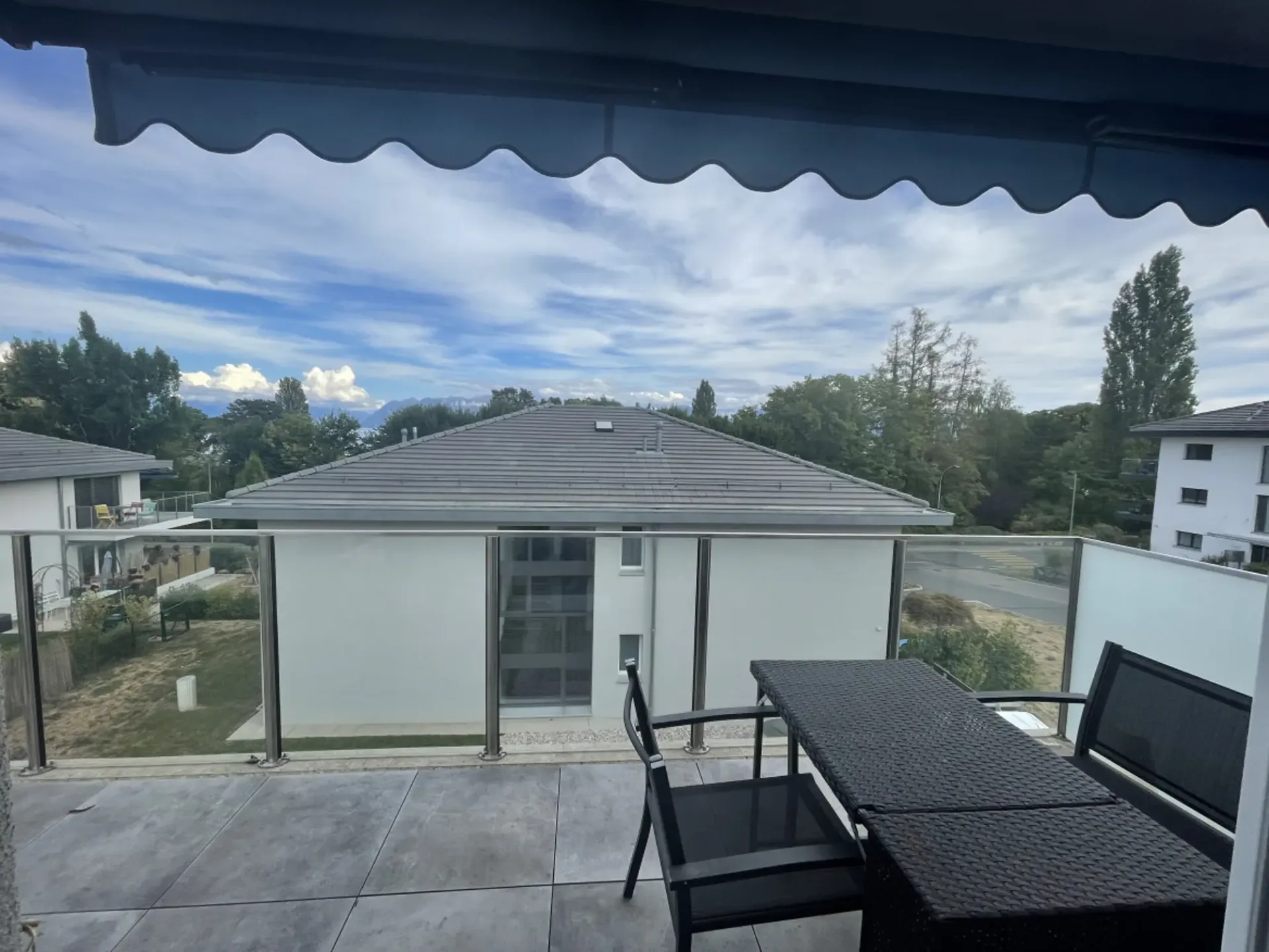 PRÄCHTIGES APPARTEMENT MIT BALKON IN 200M ENTFERNUNG ZUM SEE