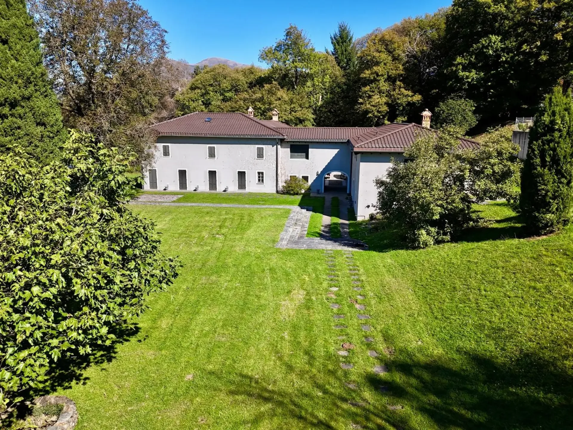 Prächtige 17-Zimmer-Villa mit großem Park in Porza