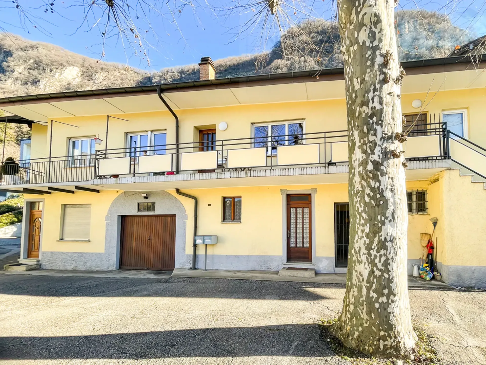 Haus mit zwei Wohnungen
