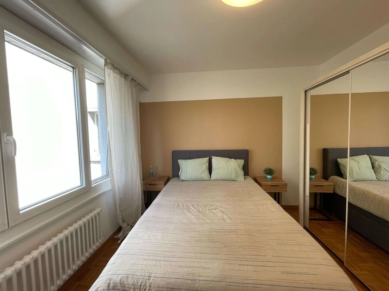 Furnished room in modernised apartment in a top location