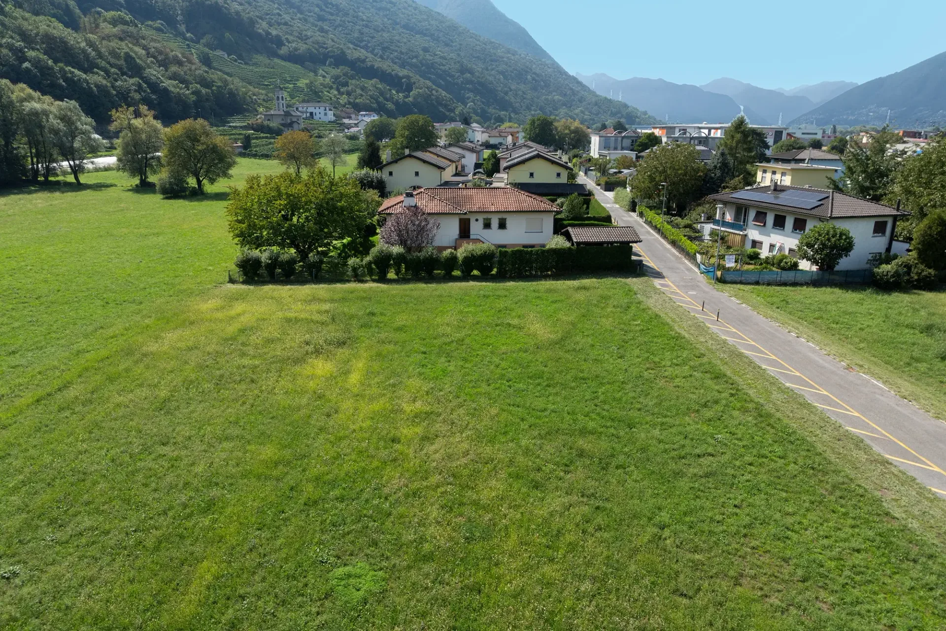 Tra Bellinzona e Locarno: ampio terreno edificabile in zona residen...