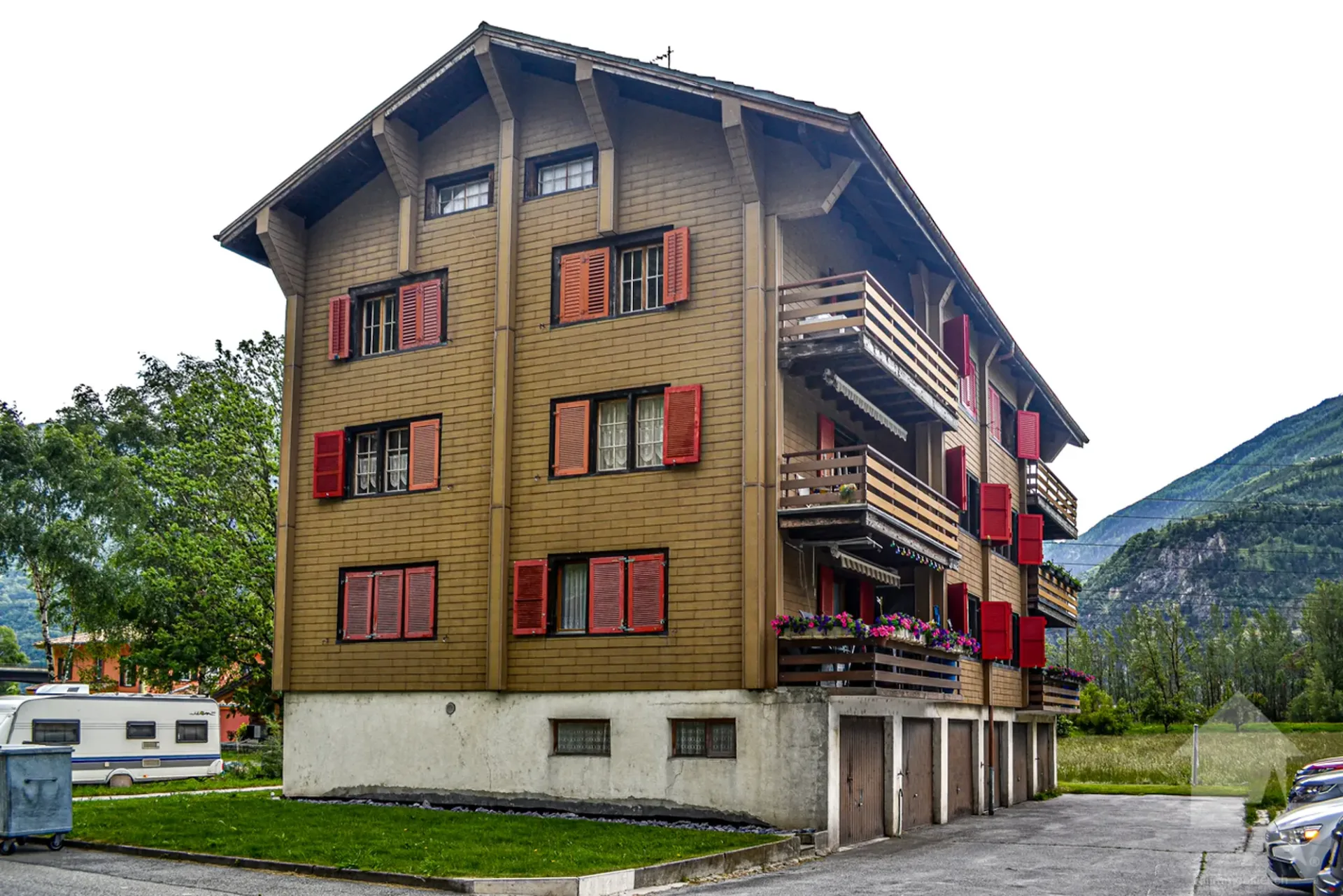 Appartement de 4,5 pièces de 80 m2 au 2ème étage d'un petit immeuble.
