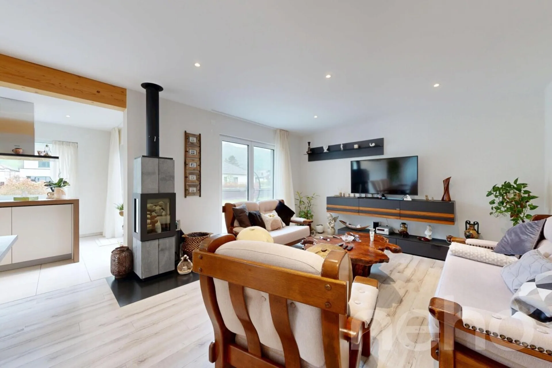 Bungalow mit Pool an ruhiger Lage im Jura