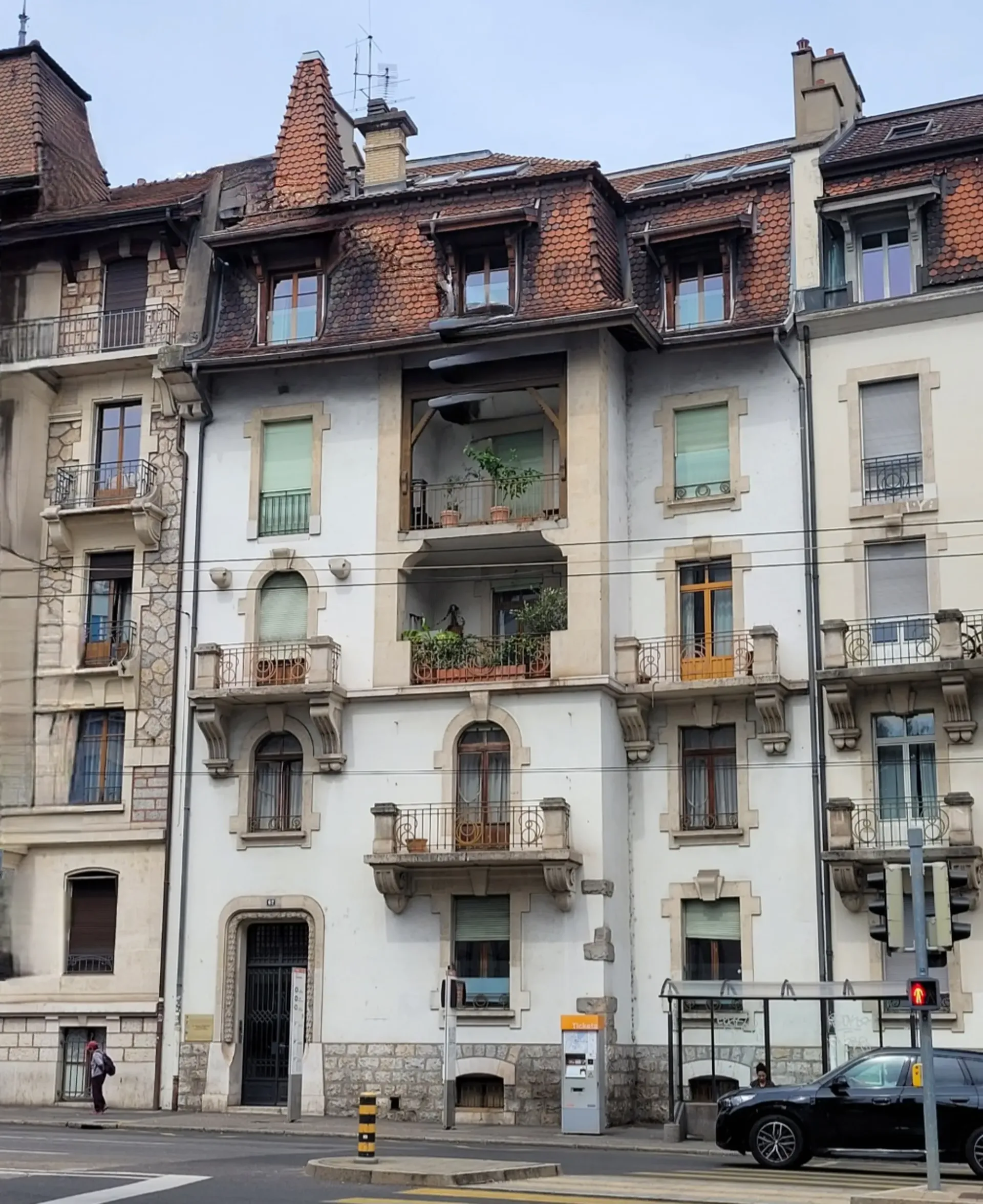 Appartement duplex traversant, situé au 4ème étage.