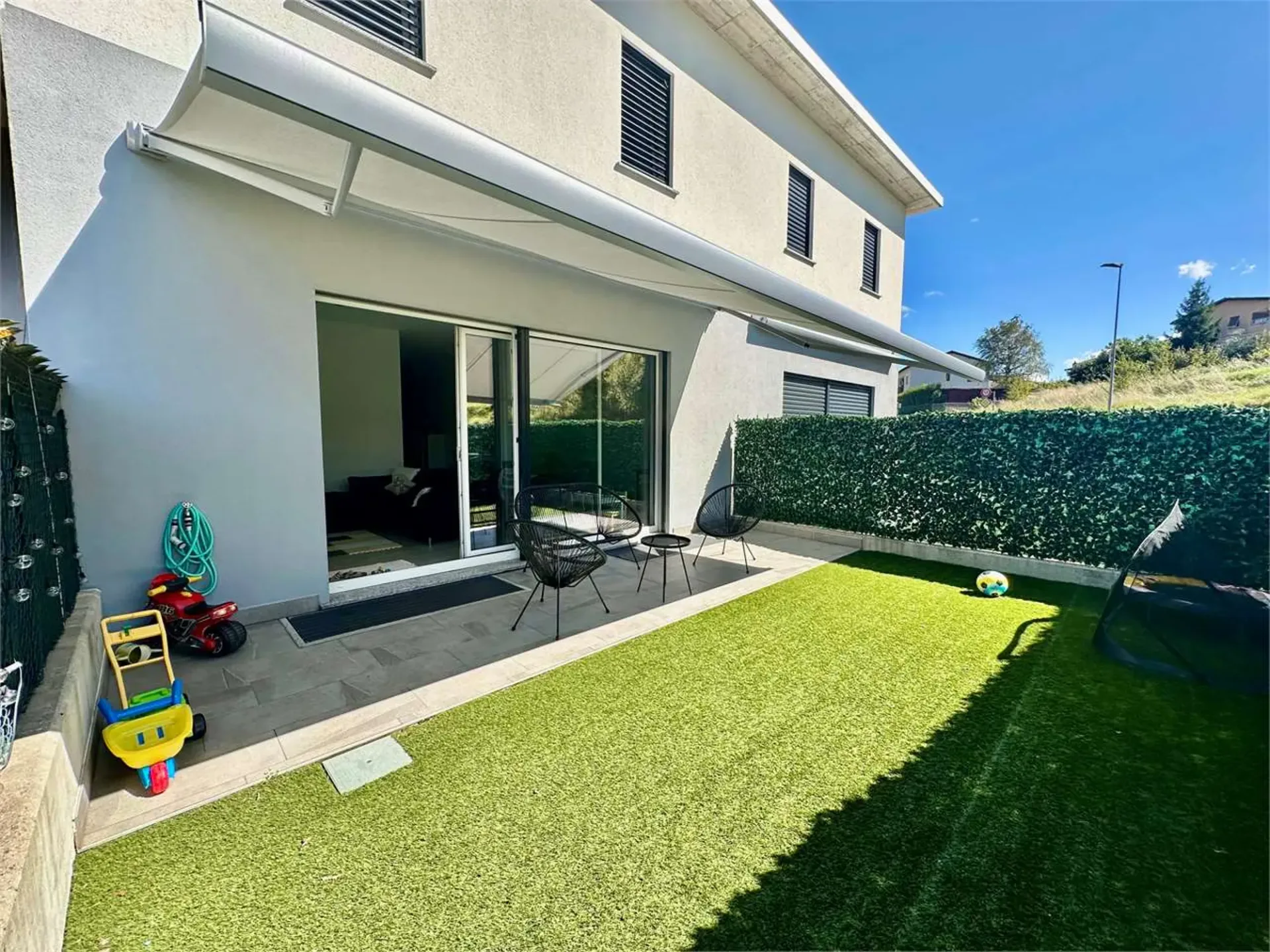 Moderne Reihenhaus-Villa mit privatem Garten in Arzo, Minergie-Standard