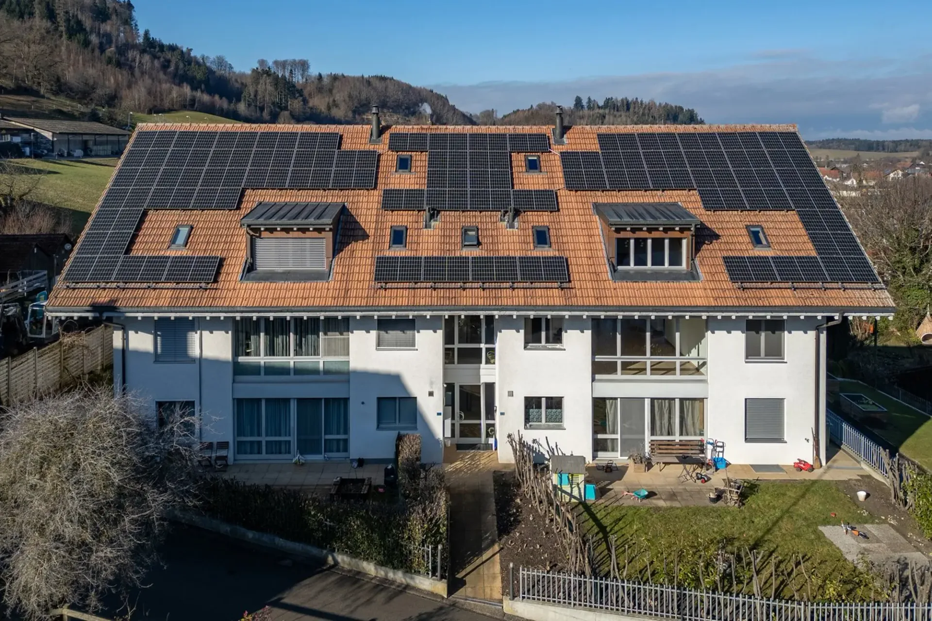 Grosse 4-Zimmer-Maisonette-Wohnung mit Sauna und herrlicher Aussicht in Schüpfen