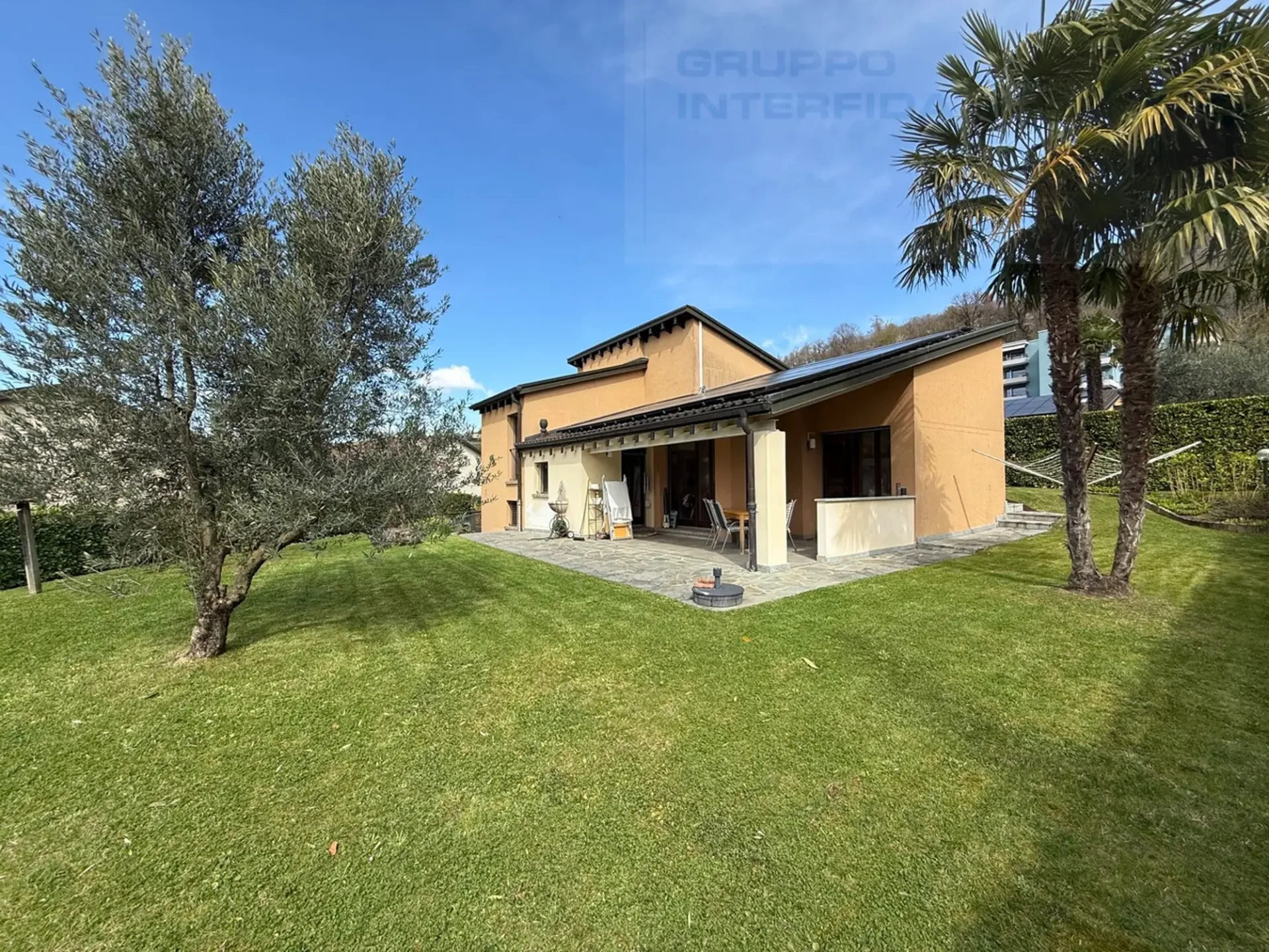 INTERESSANTE CASA CON GIARDINO