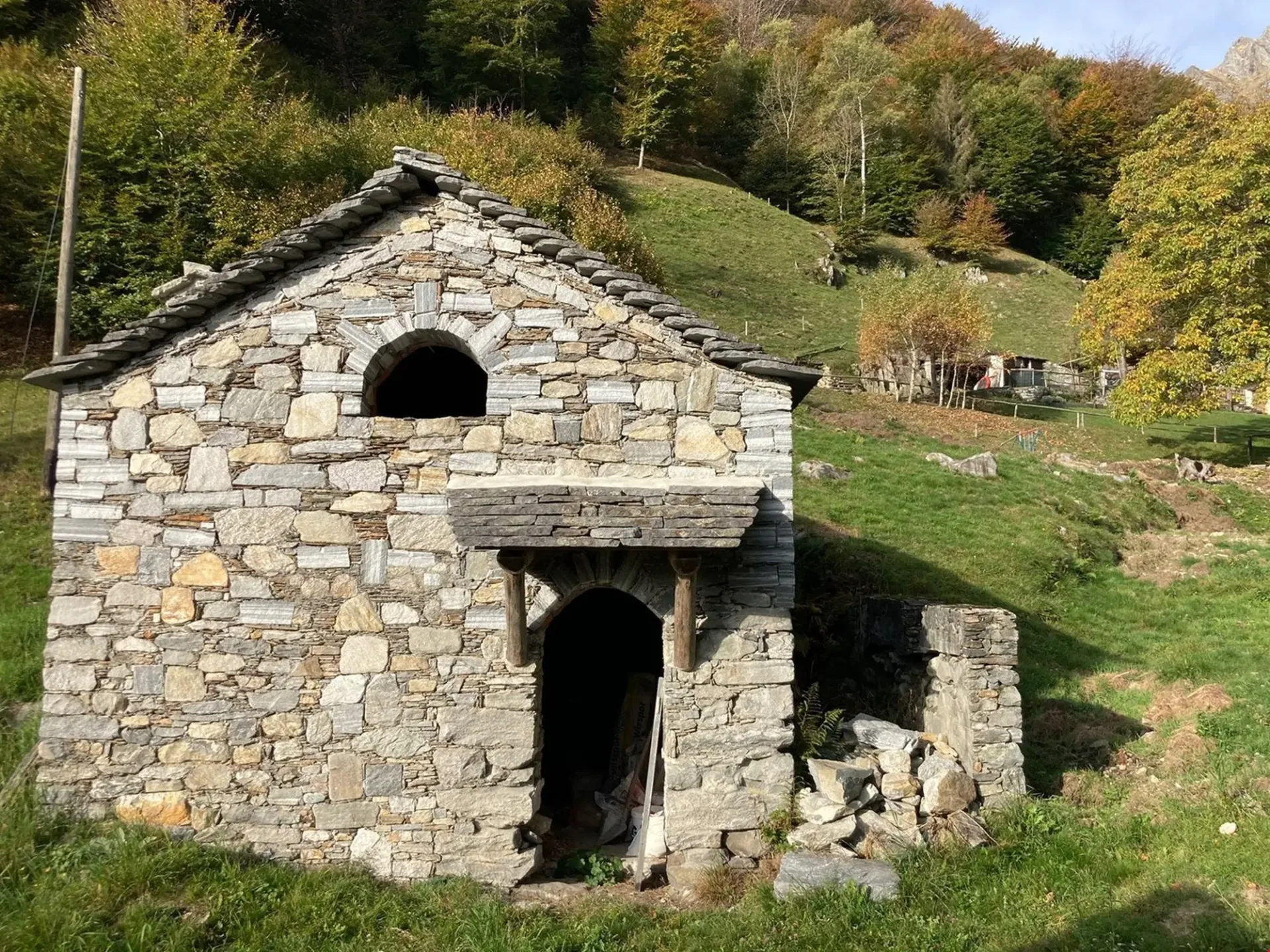 Brione s/Minusio, Val Resa - 2 Rustici mit Grundstück, renoviert