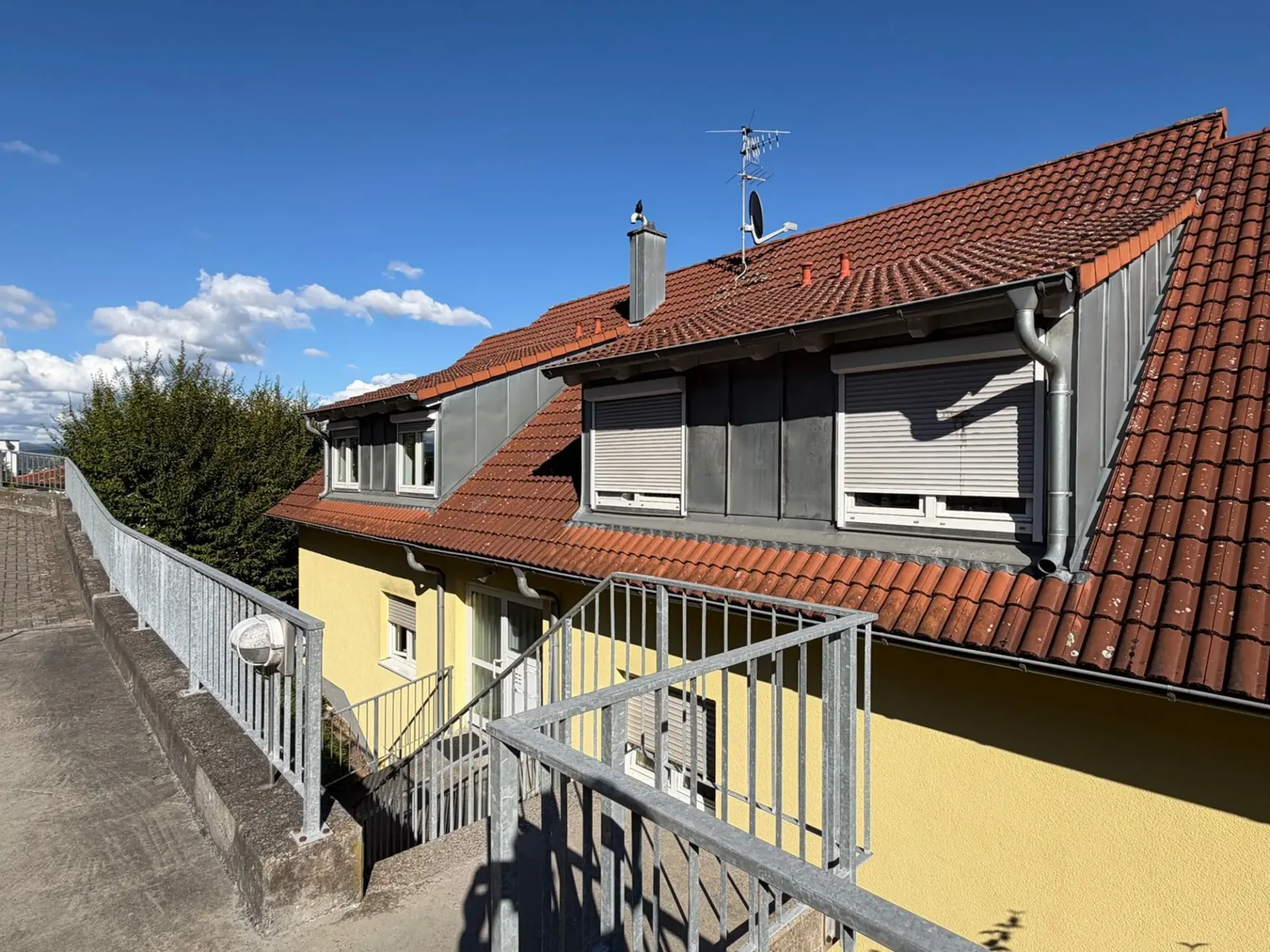 Ampio appartamento in mansarda con gallerie e vista panoramica nella migliore posizione di Tüllinger