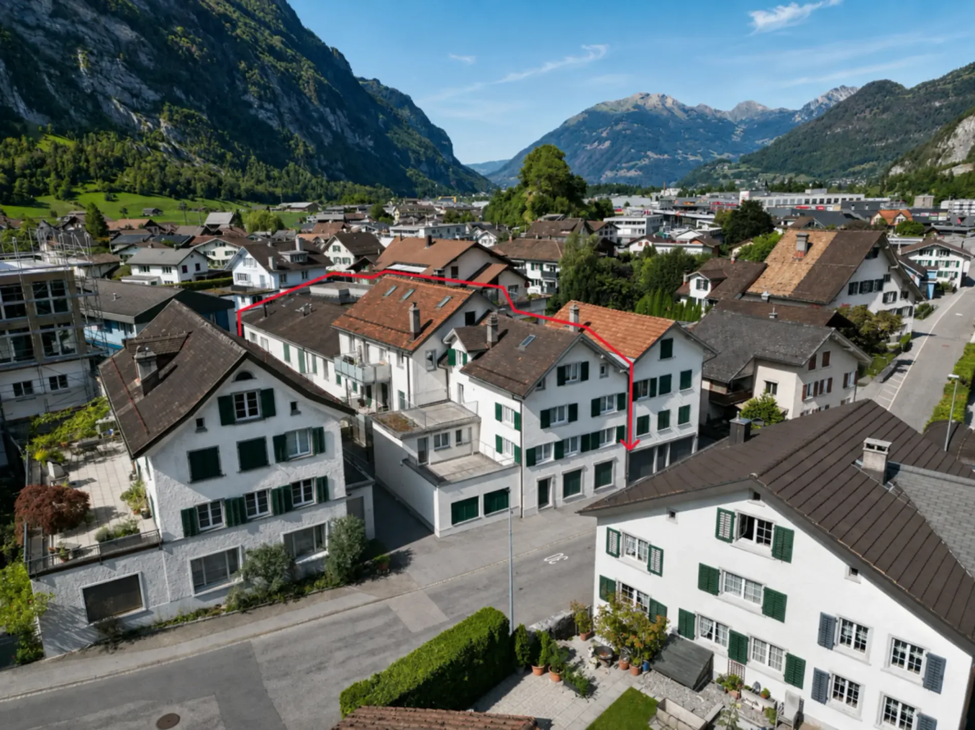 Apartment building with 8 residential units and several garages in Netstal GL