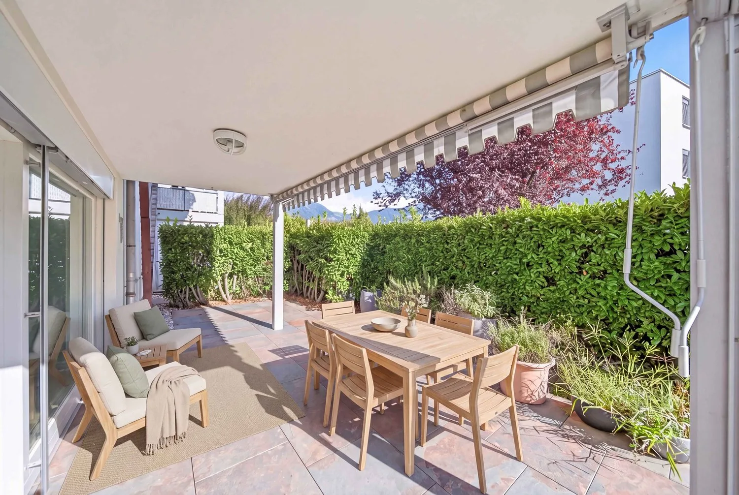 GARDEN BLISS IN THE MOUNTAINS - 5.5-ROOM APARTMENT WITH GARDEN IN ALPNACH VILLAGE