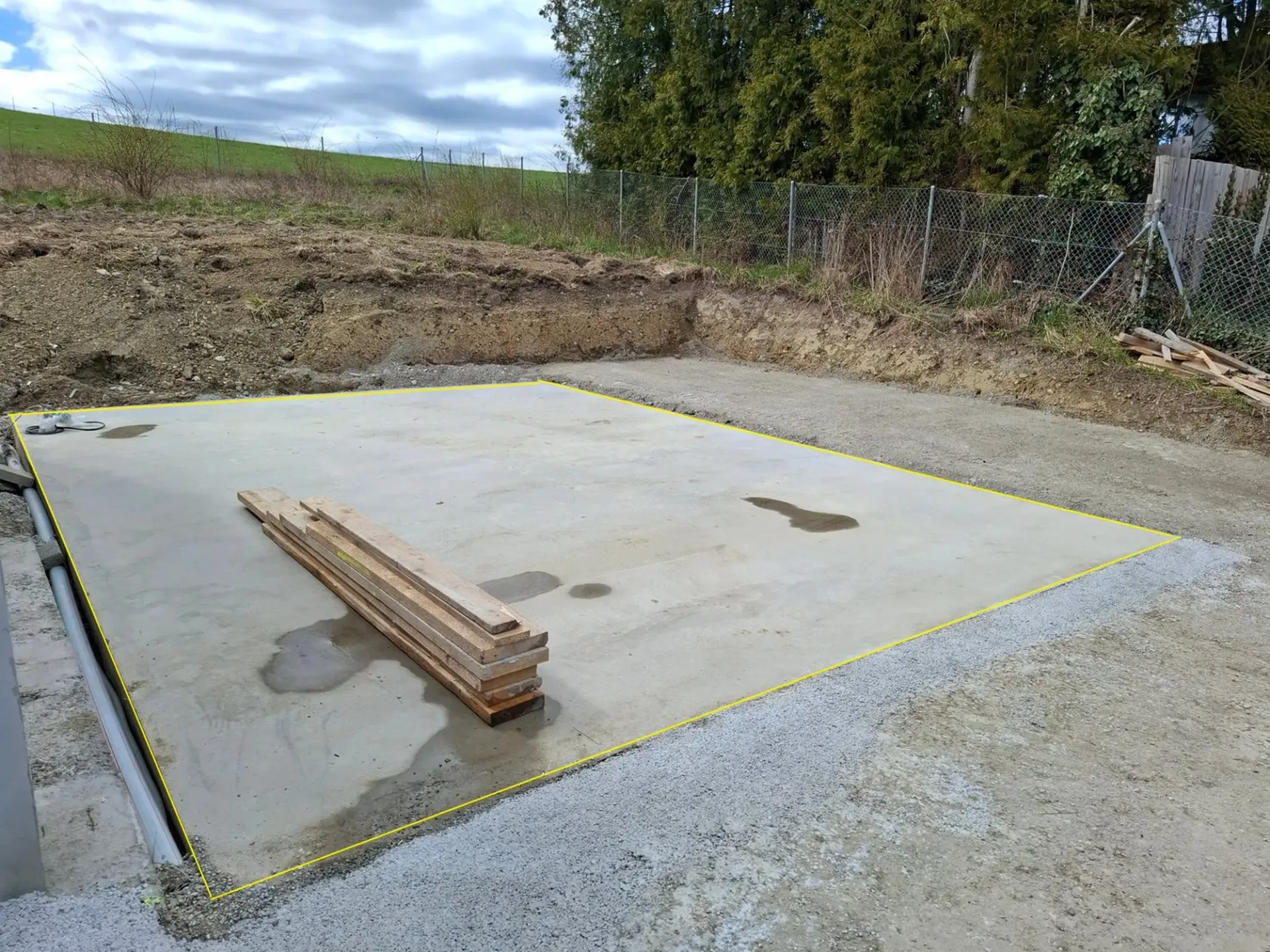 Betonplatz / Parkplatz / Lagerfläche in eingezäuntem Industrieareal