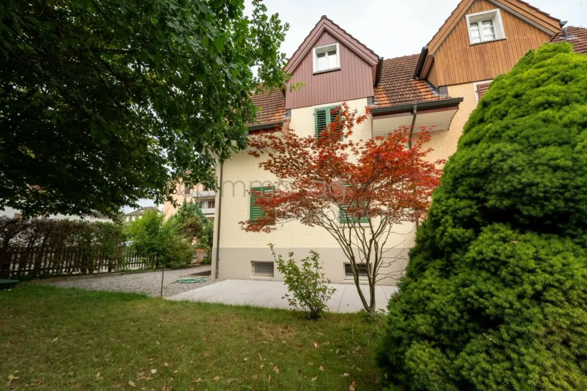 Stilvoll renovierte 4.5-Zimmer-Doppelhaushälfte mit Privatgarten an begehrter Lage in Zug