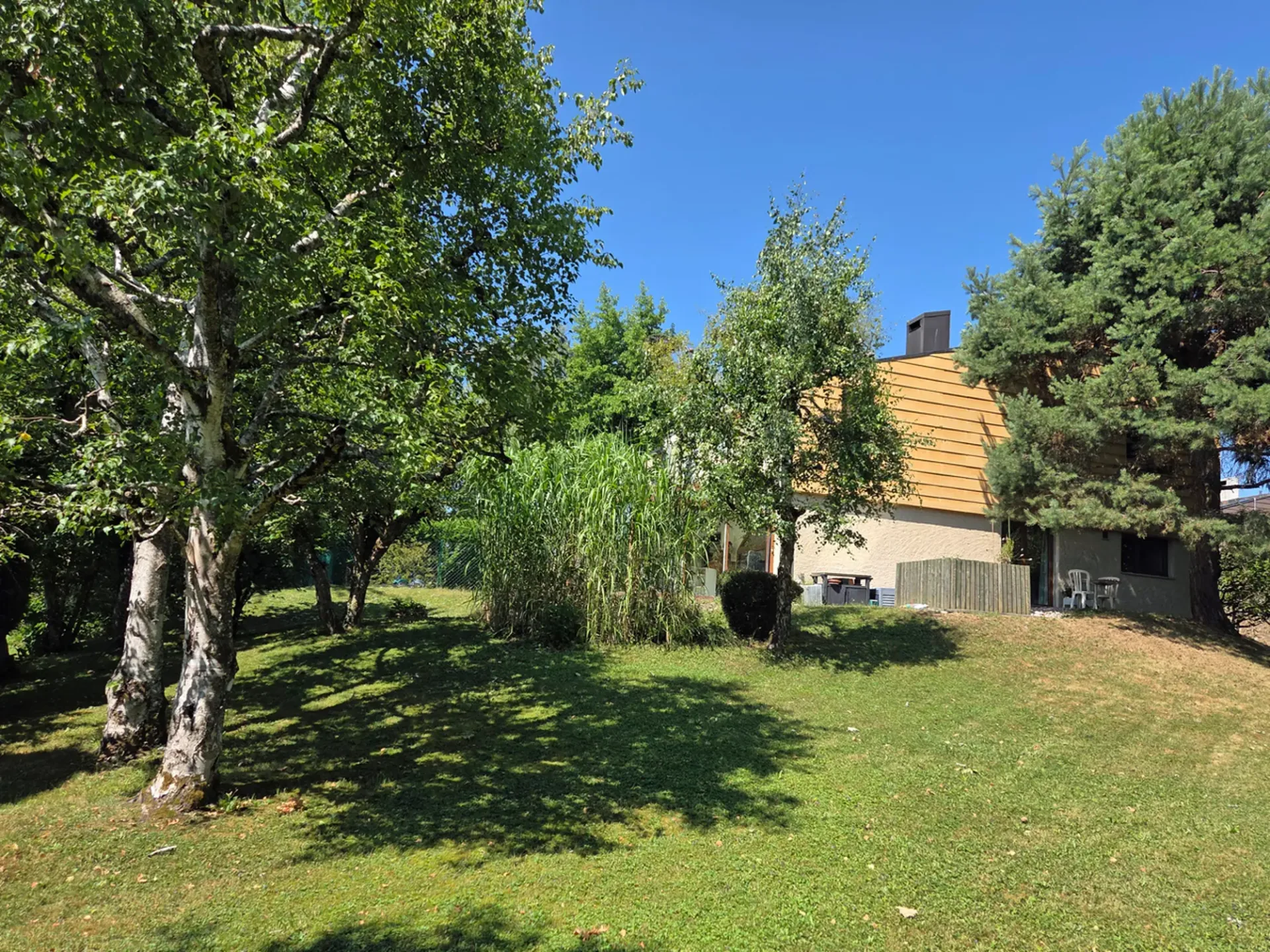 Charmantes Reihenhaus mit 5.5 Zimmern, großem Garten und Terrassen!