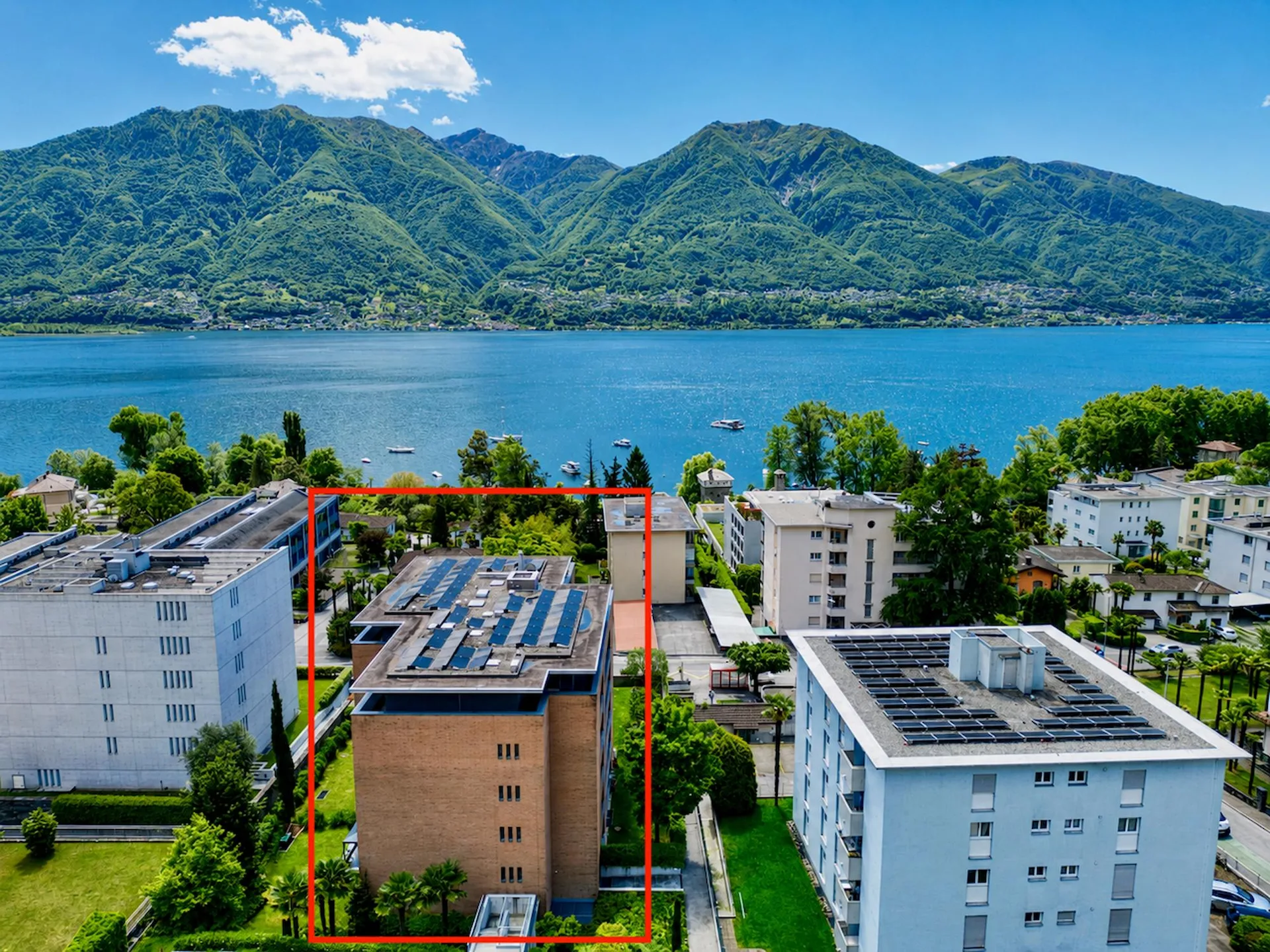 Ampio e Tranquillo Appartamento in Moderno Stabile a Pochi Passi dal Lago