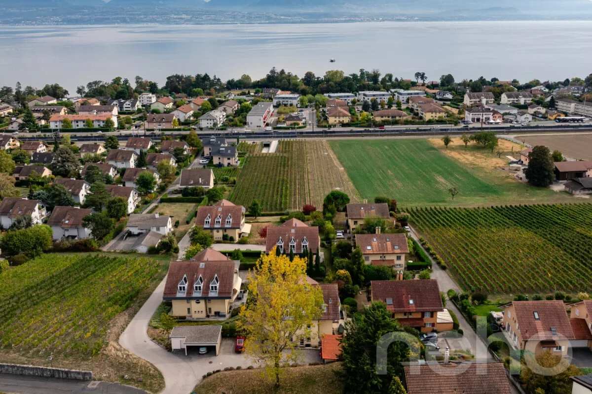 Helles Dachgeschoss in dominanter Lage mit Blick auf den Genfersee und die Alpen