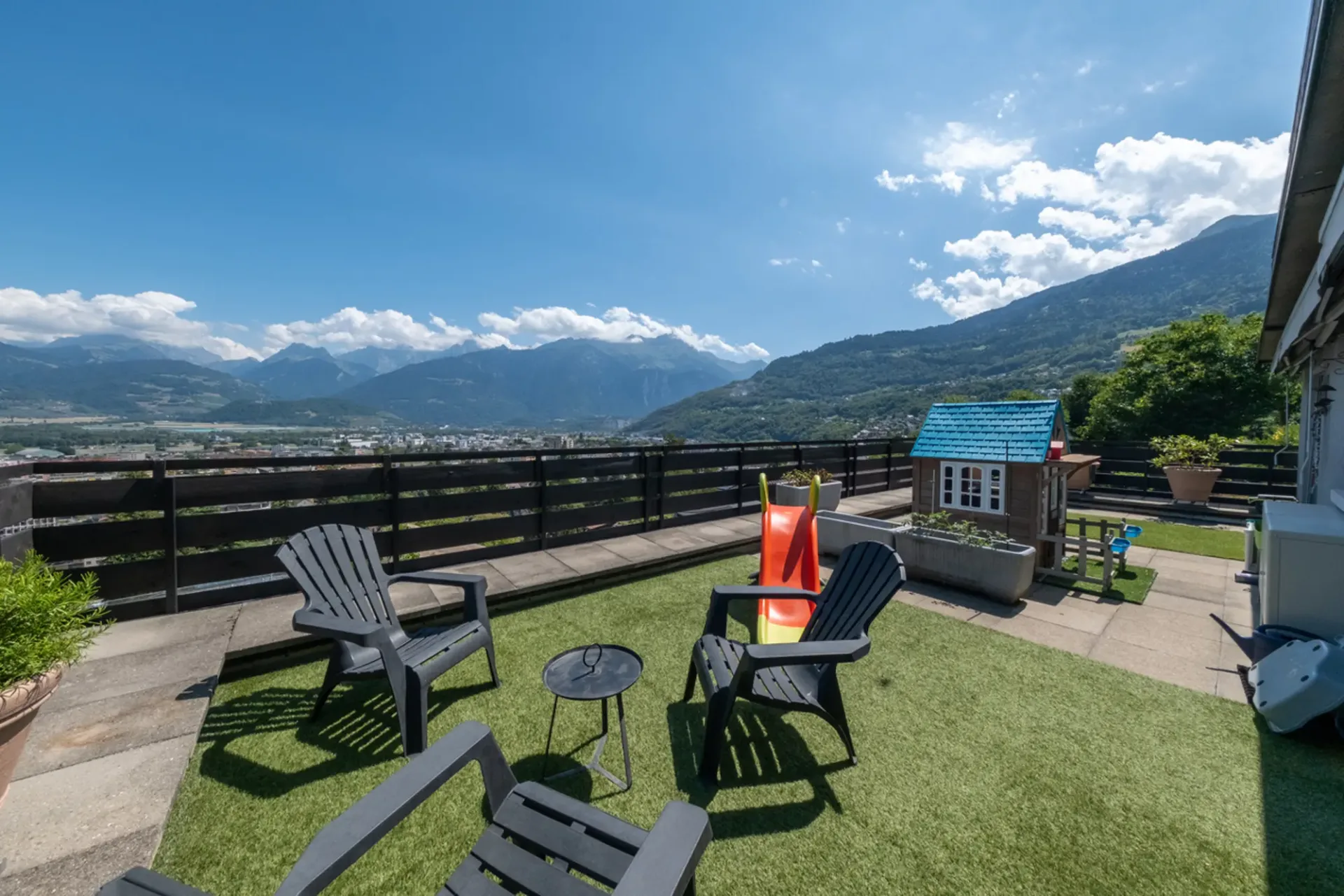 APPARTEMENT MIT TERRASSE - PANORAMABLICK - KELLER - EXKLUSIV