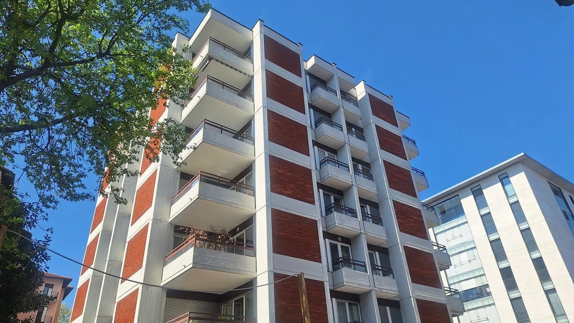 Zentrum Lugano, Dachgeschoss, 2,5 Zimmer, Terrasse, Balkon, überdachter Parkplatz