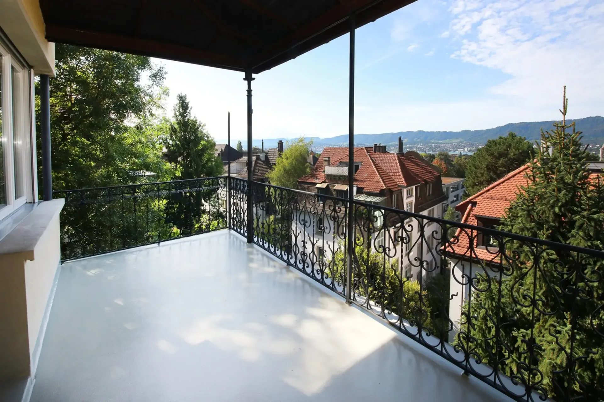 Ampio appartamento di 5 locali con 3 camere da letto, balcone con vista sulla città e sul lago