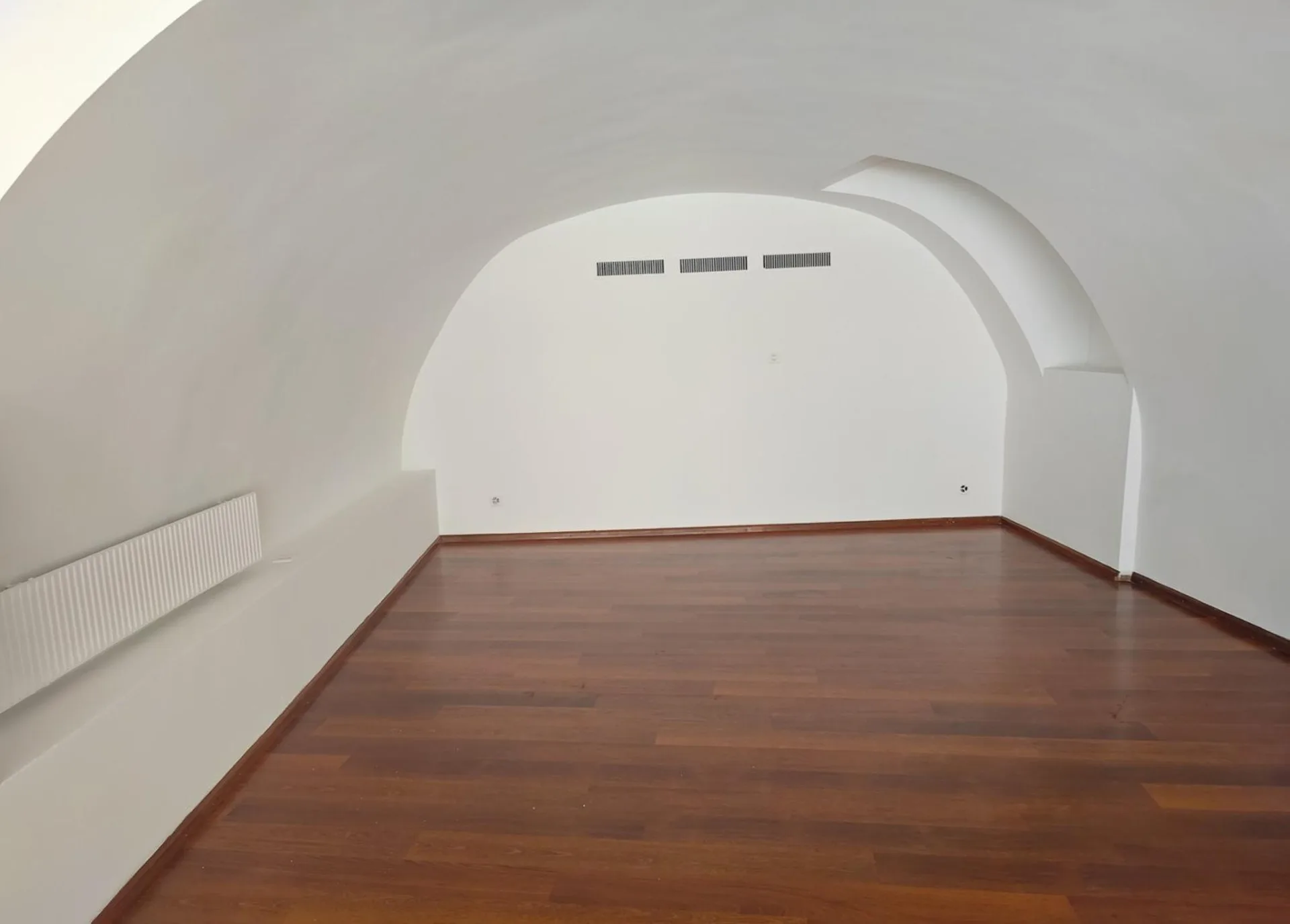 Zentrale Gewerbefläche in Liestal – 98 m² mit Schaufensterfront und Gewölberaum