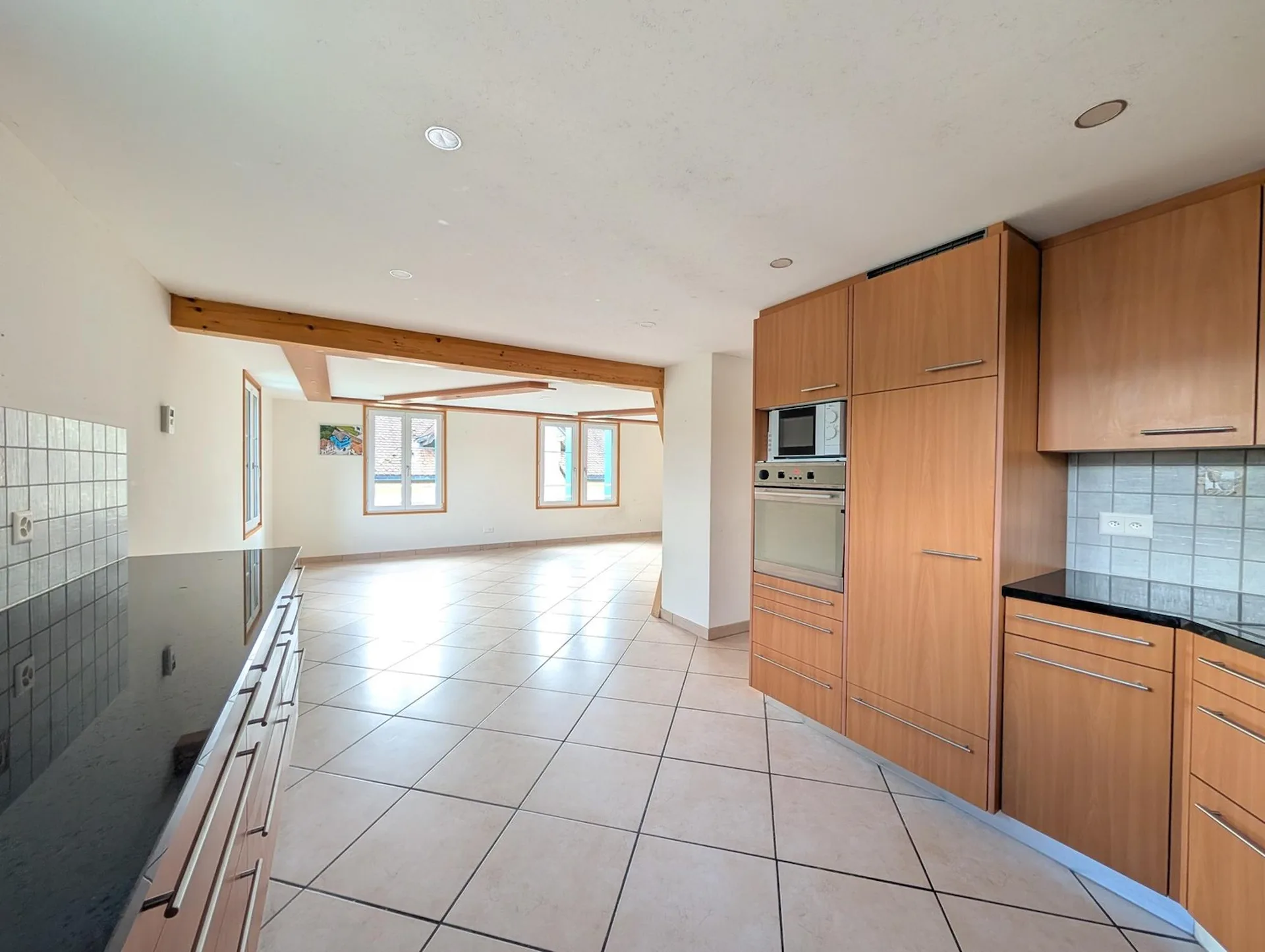 5.5-Zi-Maisonette Attika (127m²) im Zentrum: 2 min zu Bahnhof/Migros, 30min SG, 40min Zürich, mit Garten & Bergsicht