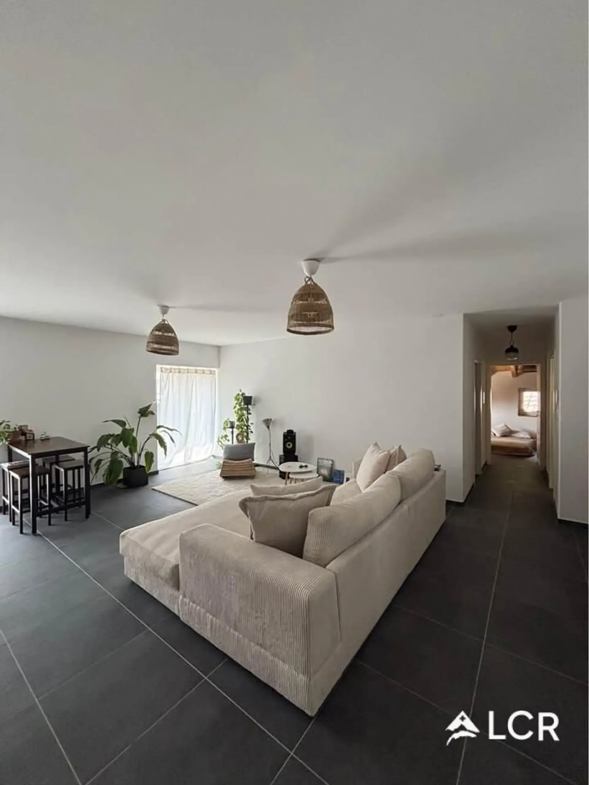 Schönes neues 4.5-Zimmer-Apartment / 3 Schlafzimmer / 1 Badezimmer / 1 Parkplatz