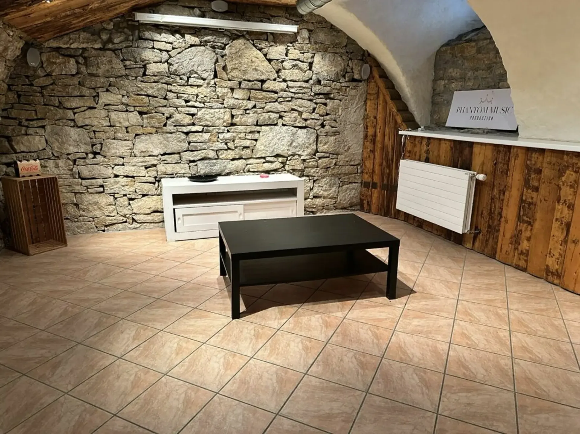 Keller-Wohnung mit ausgestatteter Küche