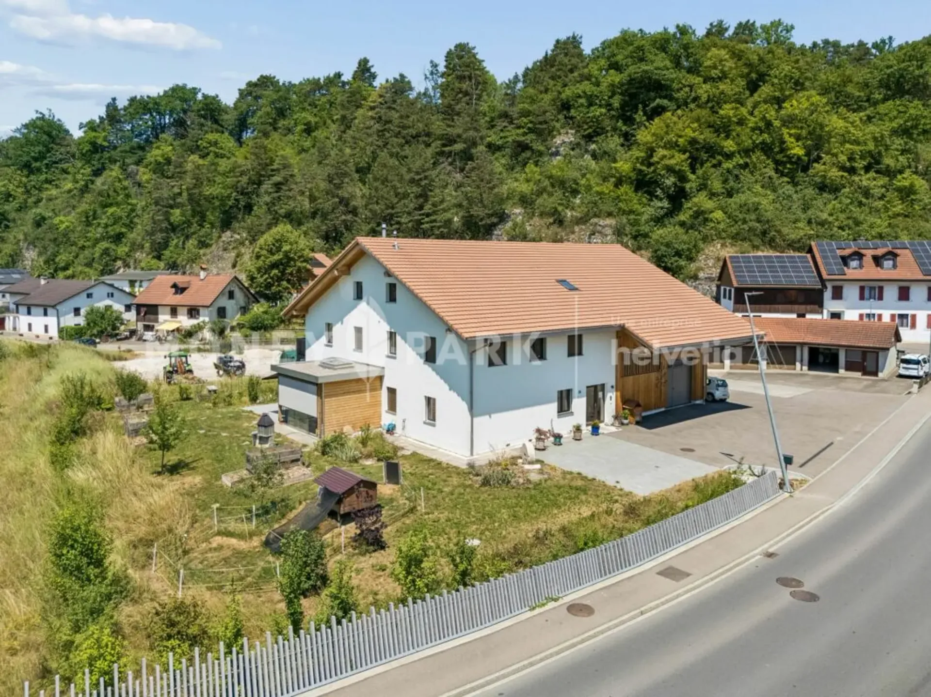 Prächtiges 8-Zimmer-Anwesen mit technischer Halle und vier Garagen