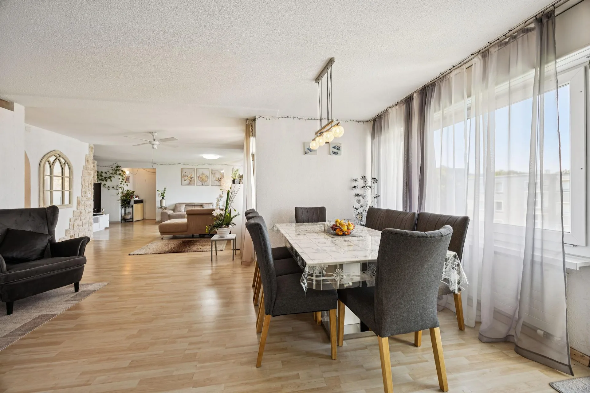 6.5-Zimmer-Dachwohnung  flexibel in 3.5- und 4.5-Zimmer-Wohnung teilbar.