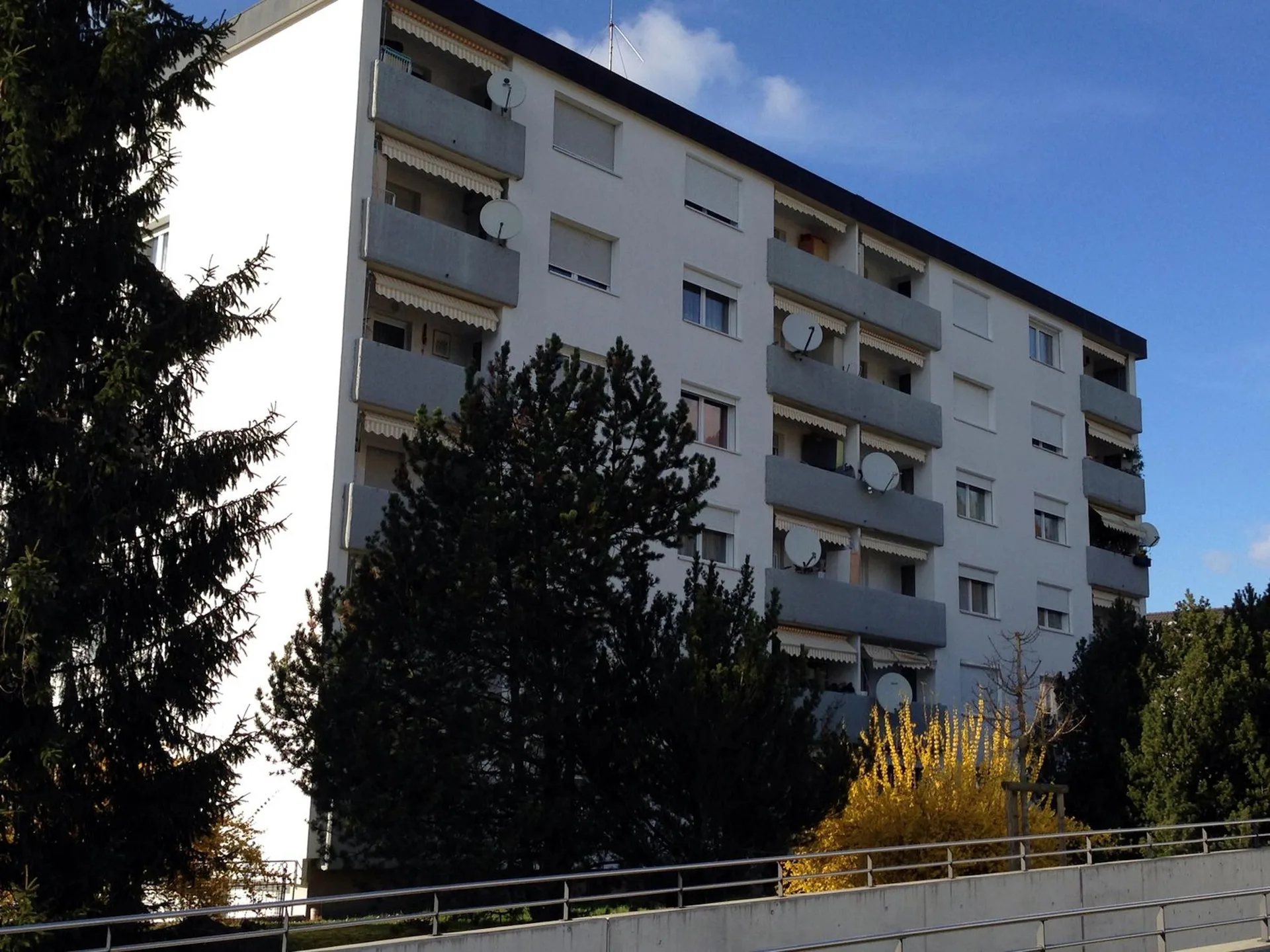 6,5-Zimmerwohnung mit 2 Bäder und Balkonen, alle Zimmer neue Laminatböden